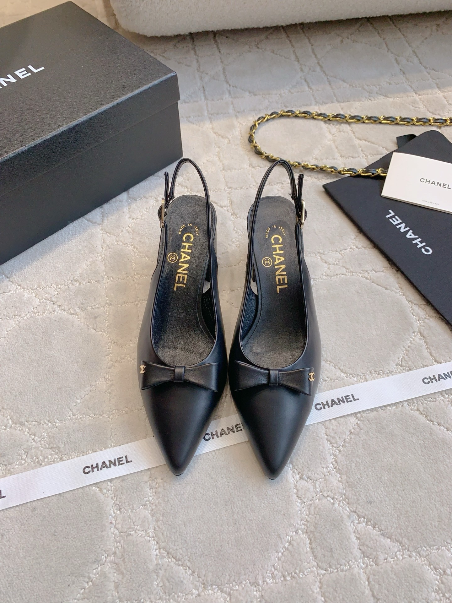 NO:485016,Chane's newest bow-tip thick high heeled shoes. The footwork is amazing. It can be easily controlled by any outfit. It is perfect. It feels comfortable to feel. All-match items. Upper cowhide/cloth. Inner footwear. Italian leather outsole. Heel height 6.5cm. Size 35-39 (customized for 40 41). Sandals, chanel, sandals, cowhide, sheepskin, Leather soles.19860909Chane*新款蝴蝶结尖头粗高跟后空鞋 上脚效果绝了 任何穿搭都能轻松驾驭 妥妥拿捏 脚感舒适 百搭单品 鞋面牛皮/布面 内里垫脚羊皮 意大利真皮大底 跟高6.5cm 尺码35-39（40 41定做）,凉鞋,chanel,sandals,cowhide,sheepskin,Leather soles,Women's Shoes