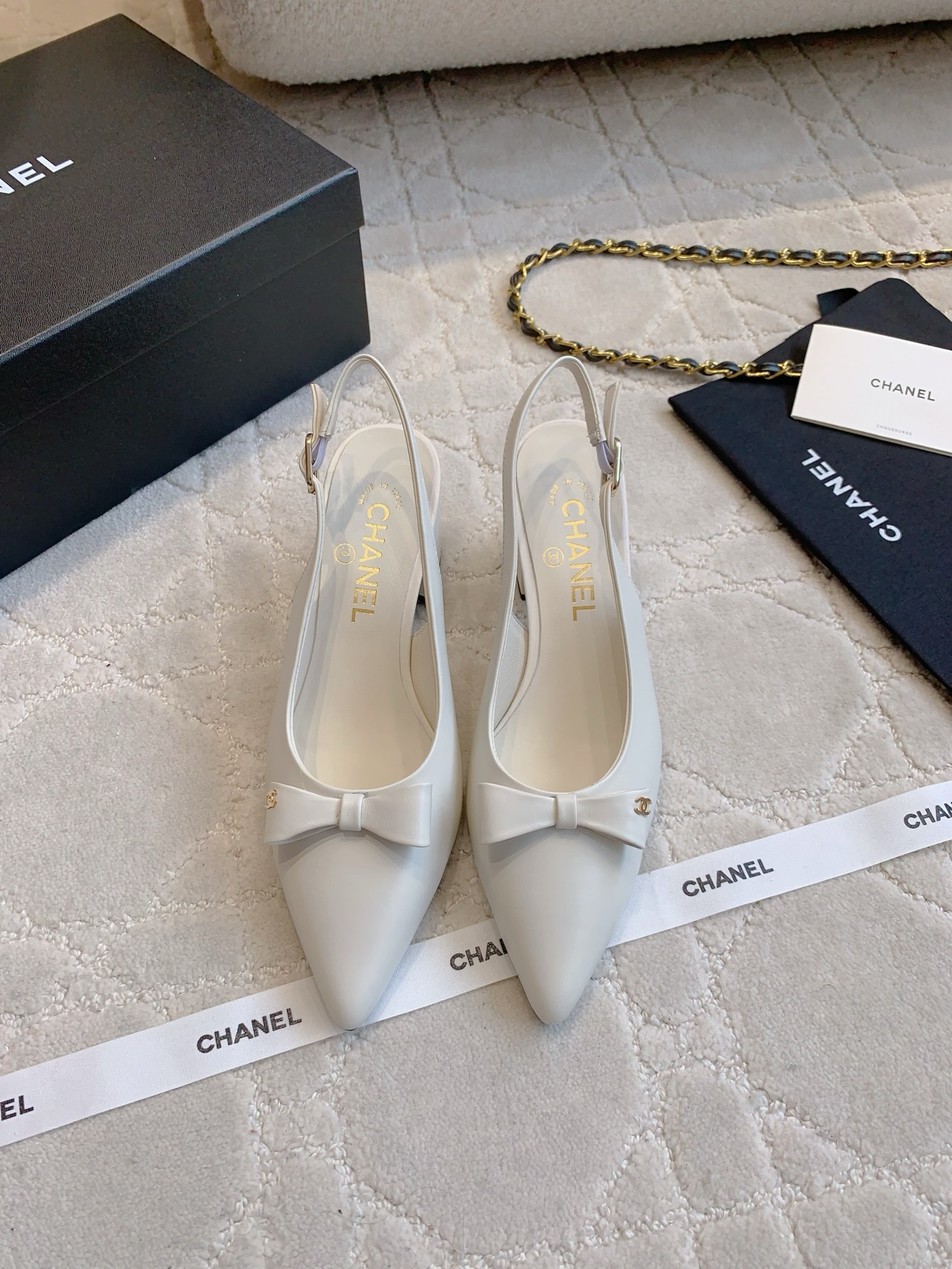 NO:485018,Chane's newest bow-tip thick high heeled shoes. The footwork is amazing. It can be easily controlled by any outfit. It is perfect. It feels comfortable to feel. All-match items. Upper cowhide/cloth. Inner footwear. Italian leather outsole. Heel height 6.5cm. Size 35-39 (customized for 40 41). Sandals, chanel, sandals, cowhide, sheepskin, Leather soles.19860909Chane*新款蝴蝶结尖头粗高跟后空鞋 上脚效果绝了 任何穿搭都能轻松驾驭 妥妥拿捏 脚感舒适 百搭单品 鞋面牛皮/布面 内里垫脚羊皮 意大利真皮大底 跟高6.5cm 尺码35-39（40 41定做）,凉鞋,chanel,sandals,cowhide,sheepskin,Leather soles,Women's Shoes