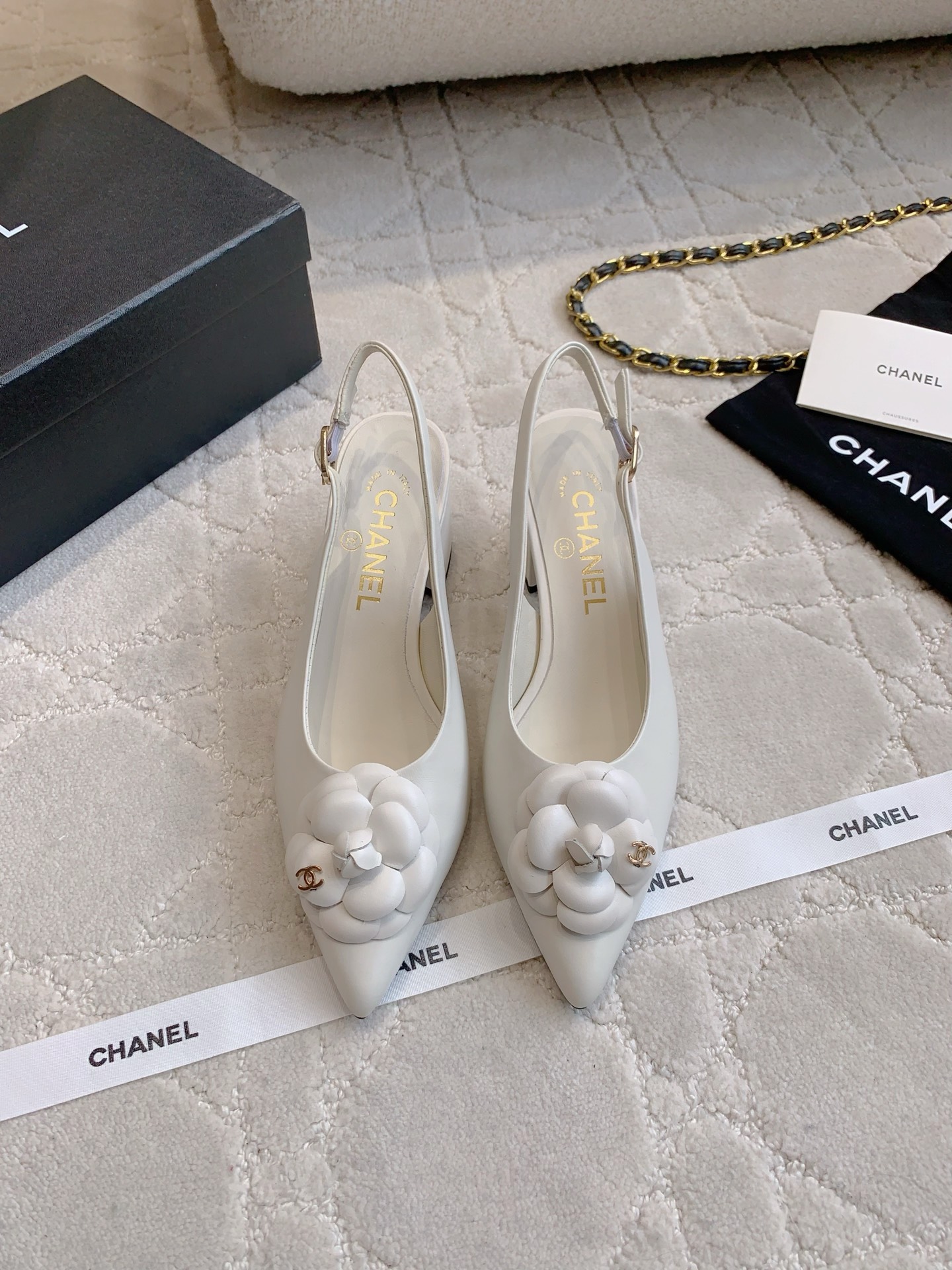 NO:438847,Chane's newest camellia pointed to thick high heels, the footwork is amazing, any outfit can be easily controlled, the foot feel is comfortable, versatile items, cowhide upper, flower sheepskin, inner footwear, Italian leather outsole, heel height 6.5cm, size 35-39 (40 41 custom made), high heels, chanel, sandals, high heels, cowhide, sheepskin, Leather soles19860909Chane*新款山茶花尖头粗高跟后空鞋 上脚效果绝了 任何穿搭都能轻松驾驭 妥妥拿捏 脚感舒适 百搭单品 鞋面牛皮/布面 花朵羊皮 内里垫脚羊皮 意大利真皮大底 跟高6.5cm 尺码35-39（40 41定做）,高跟鞋凉鞋,chanel,sandals,high heels,cowhide,sheepskin,Leather soles,Women's Shoes