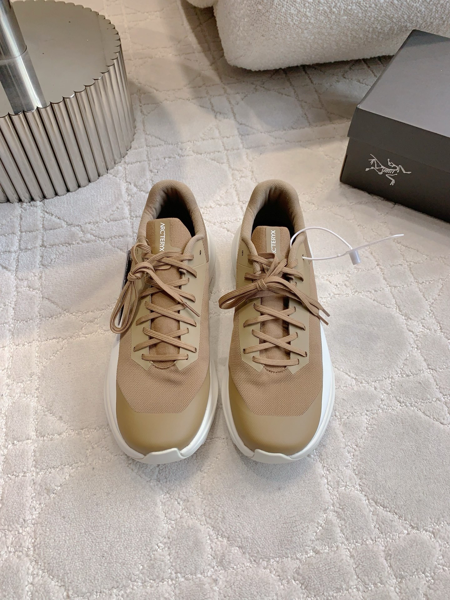 NO:438859,Archaeopteryx men's hiking shoes are not only a good partner during adventure, but also a fashionable choice for daily leisure. This shoe combines functionality and fashion sense. Its exquisite craftsmanship and high-quality materials ensure excellent performance in various complex terrain. Whether it is rugged mountain roads, slippery trails or steep peaks, Konseal Lt provides stable support and excellent grip, making you confident every step. At the same time, its design focuses on comfort and will not feel tired when worn for a long time, bringing a more pleasant experience to your outdoor trip. The simple and elegant appearance makes it easy to match various clothing on the streets of the city, showing your unique taste Size38.5 39 40 40.5 41 42 42.5 43 44  45, casual shoes/sports shoes arc'teryx, sneakers19860909始祖鸟 ARC'TERYX 男款登山鞋徒步鞋 不仅是探险途中的得力伙伴 更是日常休闲的时尚之选  这款鞋兼具功能性与时尚感,其精湛的工艺和优质的材料,确保了在各种复杂地形中的出色表现.无论是崎岖的山路、湿滑的小径还是陡峭的山峰,Konseal Lt 都能提供稳定的支撑和卓越的抓地力,让您的每一步都充满自信.同时,它的设计注重舒适性,长时间穿着也不会感到疲惫,为您的户外之旅带来更加愉悦的体验.而简约大方的外观,使其在城市街头也能轻松搭配各种服饰,展现您的独特品味 Size38.5 39 40 40.5 41 42 42.5 43 44 45,休闲鞋/运动鞋arc'teryx,sneakers,Women's Shoes