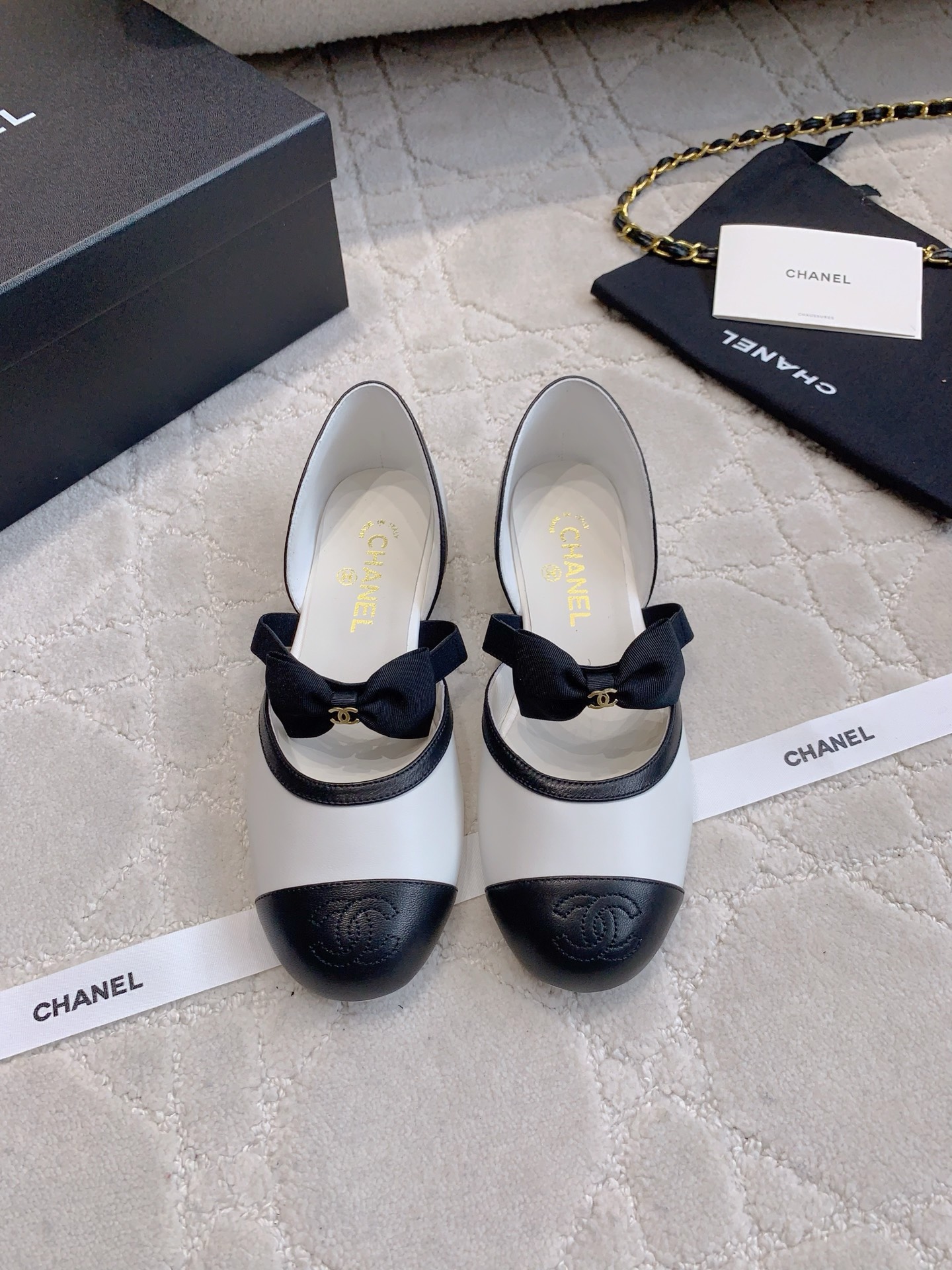NO:876453,CHANE*'s new hollow bow Mary Jane shoes. Chanel's high-end sense always impresses people. It looks like a simple style, but it is inexplicably high-end on the feet. Absolutely girly, comfortable and easy to wear. Lambskin upper/imported mesh, foot pad sheepskin, Italian genuine leather outsole, size 35-39 (34 40 41 custom-made), Mary Jane, chanel, chanel, mary jane, sheepskin, Leather soles19860909CHANE*新款中空蝴蝶结玛丽珍鞋 香家高级感这块总让人大写的服气 看起来简单的款式 但上脚就莫名很高级 绝对的少女感 舒适好穿 鞋面小羊皮/进口网纱 垫脚羊皮 意大利真皮大底 尺码35-39（34 40 41定做）,玛丽珍,chanel,chanel,mary jane,sheepskin,Leather soles,Women's Shoes