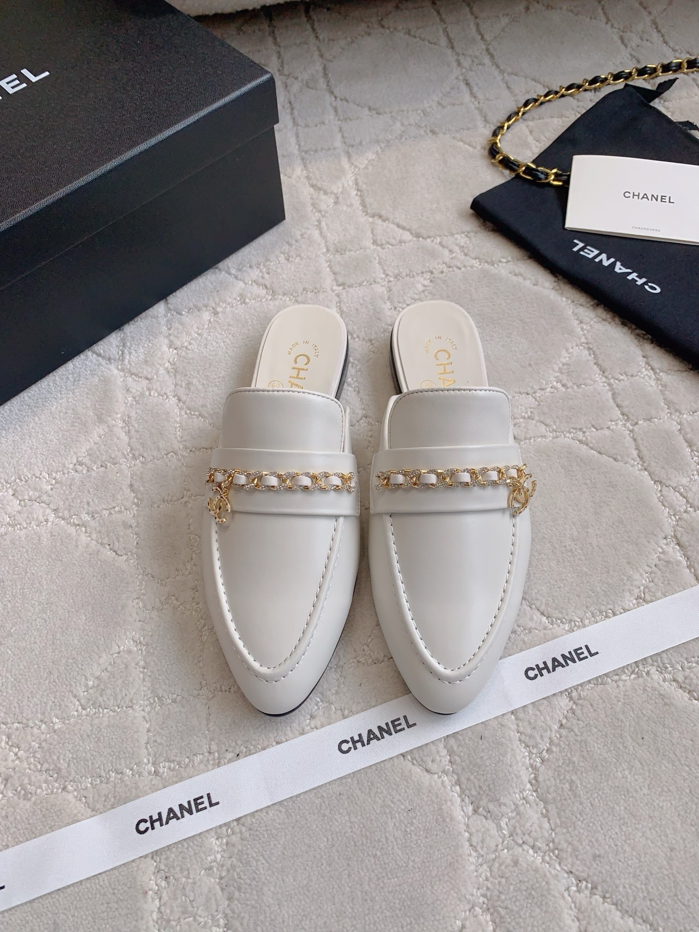 NO:438839,CHANE's newest rhinestone chain loafer semi-slippers, classic and outdated shoe shape, exquisite and high-end sense with double C-model logo, college style versatile and age-reducing, all kinds of outfits can be controlled, cowhide upper, inner footbed sheepskin Italian leather outsole size 35-39 (40 41 custom made), semi-drag, chanel, loafers, slippers, cowhide, sheepskin, Leather soles19860909CHANE*新款水钻链条乐福半拖鞋 经典不过时的鞋型 搭配双C开模logo精致的高级感 学院风百搭又减龄 各种穿搭都能驾驭 鞋面牛皮 内里垫脚羊皮 意大利真皮大底 尺码35-39（40 41定做）,半拖,chanel,loafers,slippers,cowhide,sheepskin,Leather soles,Women's Shoes