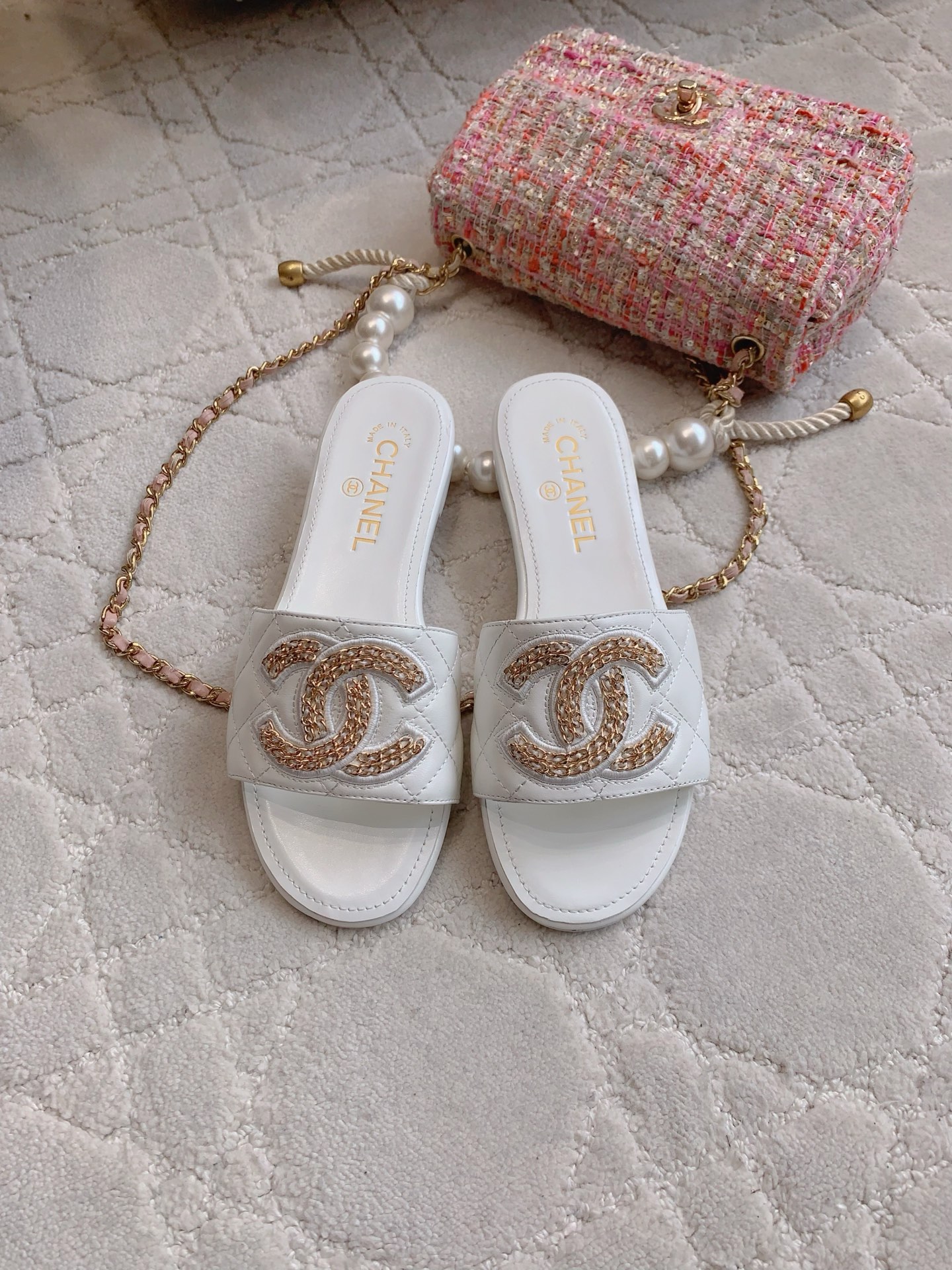 NO:443708,Chane's newest flat slippers, classic vacation style, double C logo decoration simple and refreshing, versatile items, calfskin/denim, inner footbed sheepskin, Italian leather outsole, size 35-39 (34 40 41 customized), slippers, chanel, slippers, cowhide, sheepskin, Leather soles19860909Chane*新款平底拖鞋 经典度假风 双Ｃ logo装饰简约清爽 百搭单品 鞋面小牛皮/牛仔布 内里垫脚羊皮 意大利真皮大底 尺码35-39（34 40 41定做）,拖鞋,chanel,slippers,cowhide,sheepskin,Leather soles,Women's Shoes