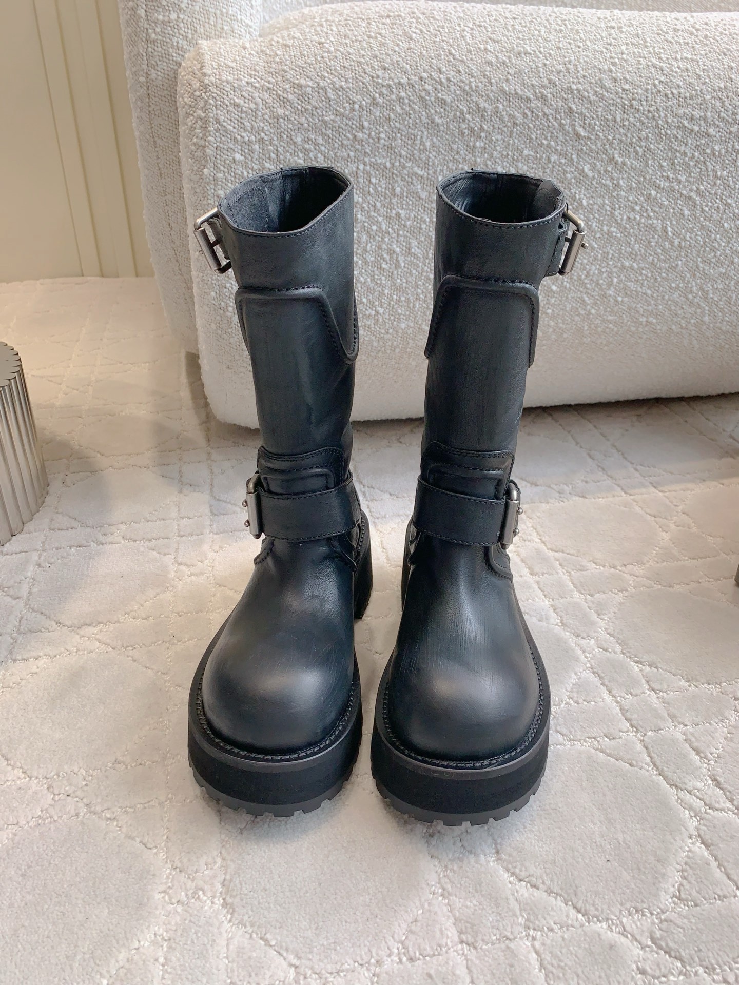 NO:443690,Balenciag* new old motorcycle boots Venom Martin boots upgraded version, fashion darling adds another general!  As soon as he appears, his aura is fully opened!  The unique folding design, paired with a personalized metal buckle, breaks the rules and takes an unruly attitude every step. The leather has a high-quality texture, a restrained and luxurious luster, and the details show its ingenuity!  Whether it is paired with a loose T-shirt in the street style or a capable work pants, it can instantly enhance the overall look's fashion!  Become the focus of attention!  Original imported cowhide with inner foot padded cowhide original open molded outsole heel height 4.5cm size 35-39 (custom made of 40), boots, balenciaga, boots, tees, t-shirt, cowhide19860909Balenciag*新款做旧机车靴毒液马丁靴升级版 时尚宠儿又添一员大将！一出场就气场全开！ 独特的翻折设计,搭配搭配个性金属扣带,打破常规,每一步都走出不羁态度.皮革质感高级,光泽内敛又奢华,细节之处尽显匠心！ 无论是搭配街头风的宽松T恤,还是干练的工装裤,它都能瞬间提升整体造型的时尚度！成为吸睛的焦点！ 鞋面原版进口牛皮 内里垫脚牛皮 原版开模大底 跟高4.5cm 尺码35-39（40定做）,靴子,balenciaga,boots,tees，t-shirt,cowhide,Women's Shoes