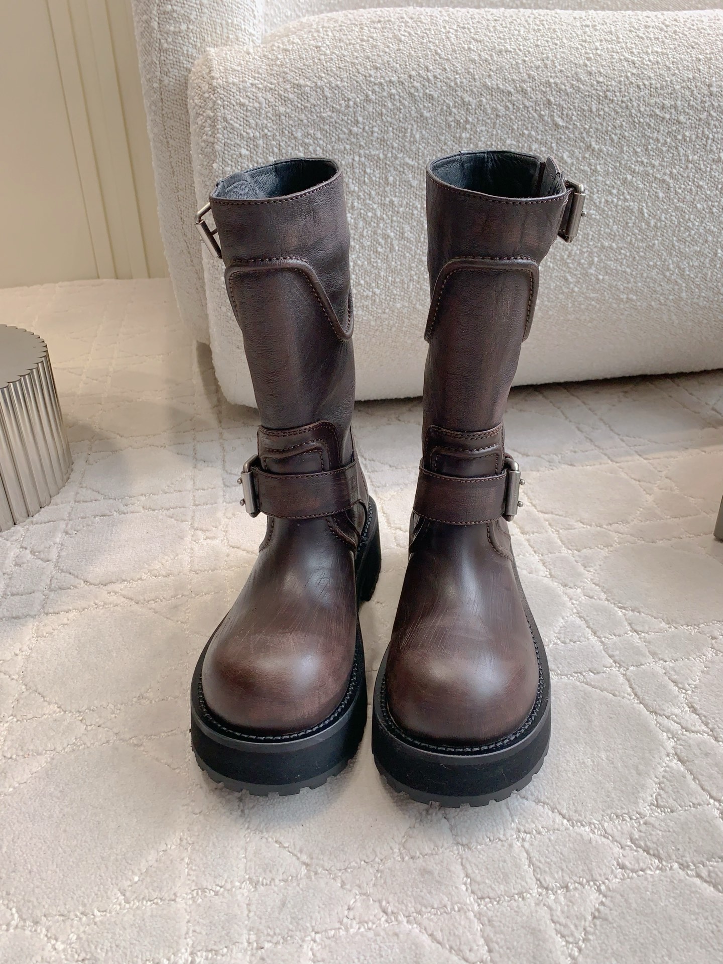 NO:443676,Balenciag* new old motorcycle boots Venom Martin boots upgraded version, fashion darling adds another general!  As soon as he appears, his aura is fully opened!  The unique folding design, paired with a personalized metal buckle, breaks the rules and takes an unruly attitude every step. The leather has a high-quality texture, a restrained and luxurious luster, and the details show its ingenuity!  Whether it is paired with a loose T-shirt in the street style or a capable work pants, it can instantly enhance the overall look's fashion!  Become the focus of attention!  Original imported cowhide with inner foot padded cowhide original open molded outsole heel height 4.5cm size 35-39 (custom made of 40), boots, balenciaga, boots, tees, t-shirt, cowhide19860909Balenciag*新款做旧机车靴毒液马丁靴升级版 时尚宠儿又添一员大将！一出场就气场全开！ 独特的翻折设计,搭配搭配个性金属扣带,打破常规,每一步都走出不羁态度.皮革质感高级,光泽内敛又奢华,细节之处尽显匠心！ 无论是搭配街头风的宽松T恤,还是干练的工装裤,它都能瞬间提升整体造型的时尚度！成为吸睛的焦点！ 鞋面原版进口牛皮 内里垫脚牛皮 原版开模大底 跟高4.5cm 尺码35-39（40定做）,靴子,balenciaga,boots,tees，t-shirt,cowhide,Women's Shoes