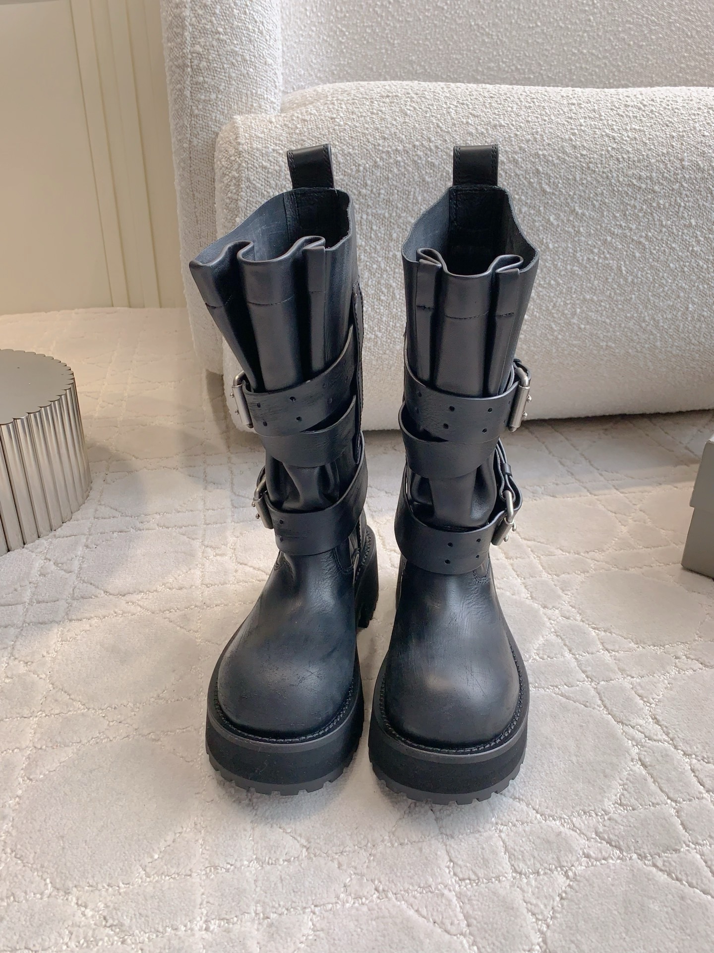 NO:443730,Short boots 12-inch 15-inch Balenciag* new old motorcycle boots Venom Martin boots upgraded version Fashion darling adds another general!  As soon as he appears, his aura is fully opened!  The unique folding design, paired with a personalized metal buckle, breaks the rules and takes an unruly attitude every step. The leather has a high-quality texture, a restrained and luxurious luster, and the details show its ingenuity!  Whether it is paired with a loose T-shirt in the street style or a capable work pants, it can instantly enhance the overall look's fashion!  Become the focus of attention!  Original imported cowhide with inner foot padded cowhide original open molded outsole heel height 4.5cm size 35-39 (custom made of 40), boots, balenciaga, boots, tees, t-shirt, cowhide19860909矮靴 12寸 15寸 Balenciag*新款做旧机车靴毒液马丁靴升级版 时尚宠儿又添一员大将！一出场就气场全开！ 独特的翻折设计,搭配搭配个性金属扣带,打破常规,每一步都走出不羁态度.皮革质感高级,光泽内敛又奢华,细节之处尽显匠心！ 无论是搭配街头风的宽松T恤,还是干练的工装裤,它都能瞬间提升整体造型的时尚度！成为吸睛的焦点！ 鞋面原版进口牛皮 内里垫脚牛皮 原版开模大底 跟高4.5cm 尺码35-39（40定做）,靴子,balenciaga,boots,tees，t-shirt,cowhide,Women's Shoes