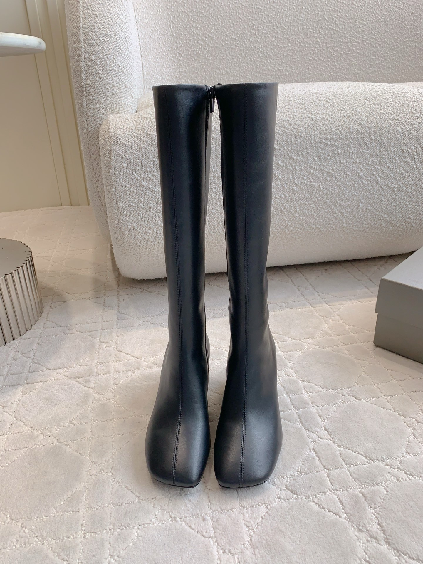 NO:443669,Balenciag* new thick high heel boots, cool and handsome small square toe design, easy to create a handsome and stylish style, lengthen the legs, cowhide upper, inner footbed sheepskin Italian leather outsole, heel height 6cm, size 35-39 (customized for 40), boots, balenciaga, boots, cowhide, sheepskin, Leather soles19860909Balenciag*新款粗高跟长靴 酷帅的小方头设计 轻松打造张扬帅气风格 拉长腿部线条 鞋面牛皮 内里垫脚羊皮 意大利真皮大底 跟高6cm 尺码35-39（40定做）,靴子,balenciaga,boots,cowhide,sheepskin,Leather soles,Women's Shoes