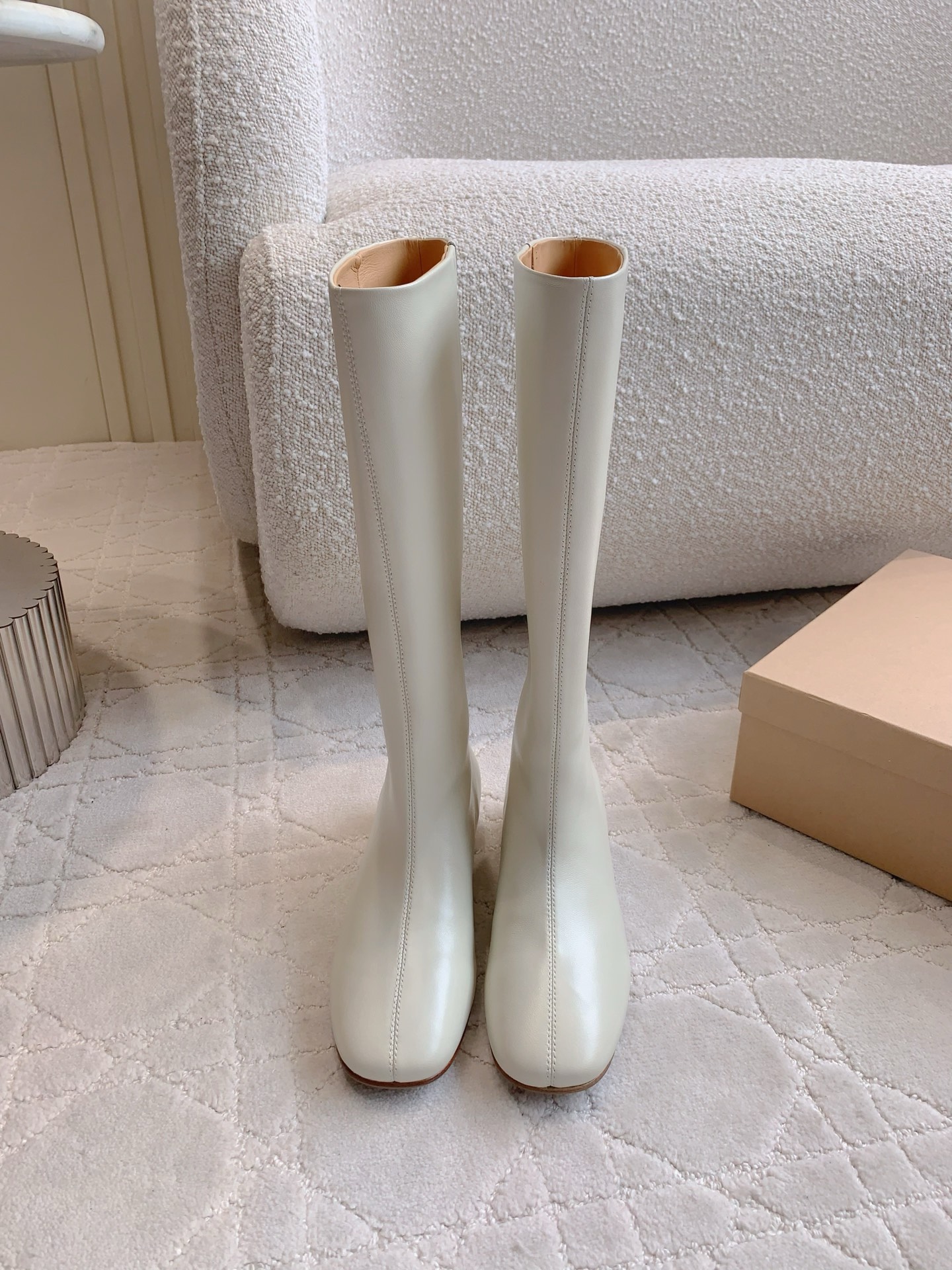 NO:438808,Miista autumn and winter new knight boots, same as Ouyang Nana, a pair of boots can make you fashionable 20,000 steps a day, extraordinary knight boots, fashionable and comfortable, calfskin, inner footbed sheepskin, imported Italian injection molded leather sole, size 35-39 (customized for 40), boots, boots, cowhide, sheepskin, Leather soles19860909Miista 秋冬新款骑士靴 欧阳娜娜同款 一双对的靴子可以让你时髦日行2万步 非一般的骑士靴 时髦舒适 鞋面小牛皮 内里垫脚羊皮 意大利进口注塑真皮大底 尺码35-39（40定做）,靴子,boots,cowhide,sheepskin,Leather soles,Women's Shoes