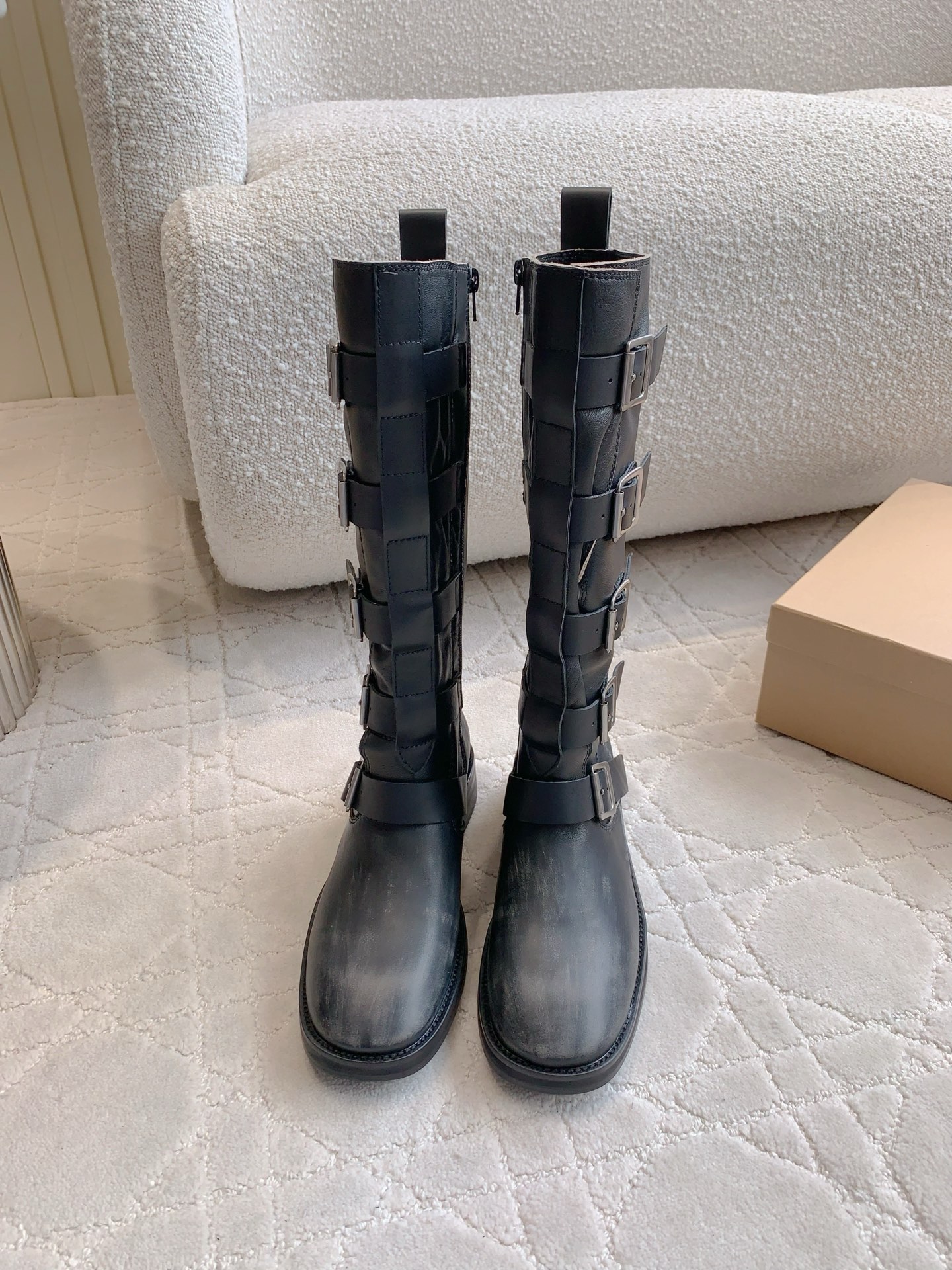 NO:438834,Miista autumn and winter new knight boots, same as Ouyang Nana, a pair of boots can make you fashionable 20,000 steps a day, extraordinary knight boots, fashionable and comfortable, calfskin, footbed sheepskin, imported Italian injection molded leather sole, size 35-39 (customized for 40), boots, boots, cowhide, sheepskin, Leather soles19860909Miista 秋冬新款骑士靴 欧阳娜娜同款 一双对的靴子可以让你时髦日行2万步 非一般的骑士靴 时髦舒适 鞋面小牛皮 垫脚羊皮 意大利进口注塑真皮大底 尺码35-39（40定做）,靴子,boots,cowhide,sheepskin,Leather soles,Women's Shoes