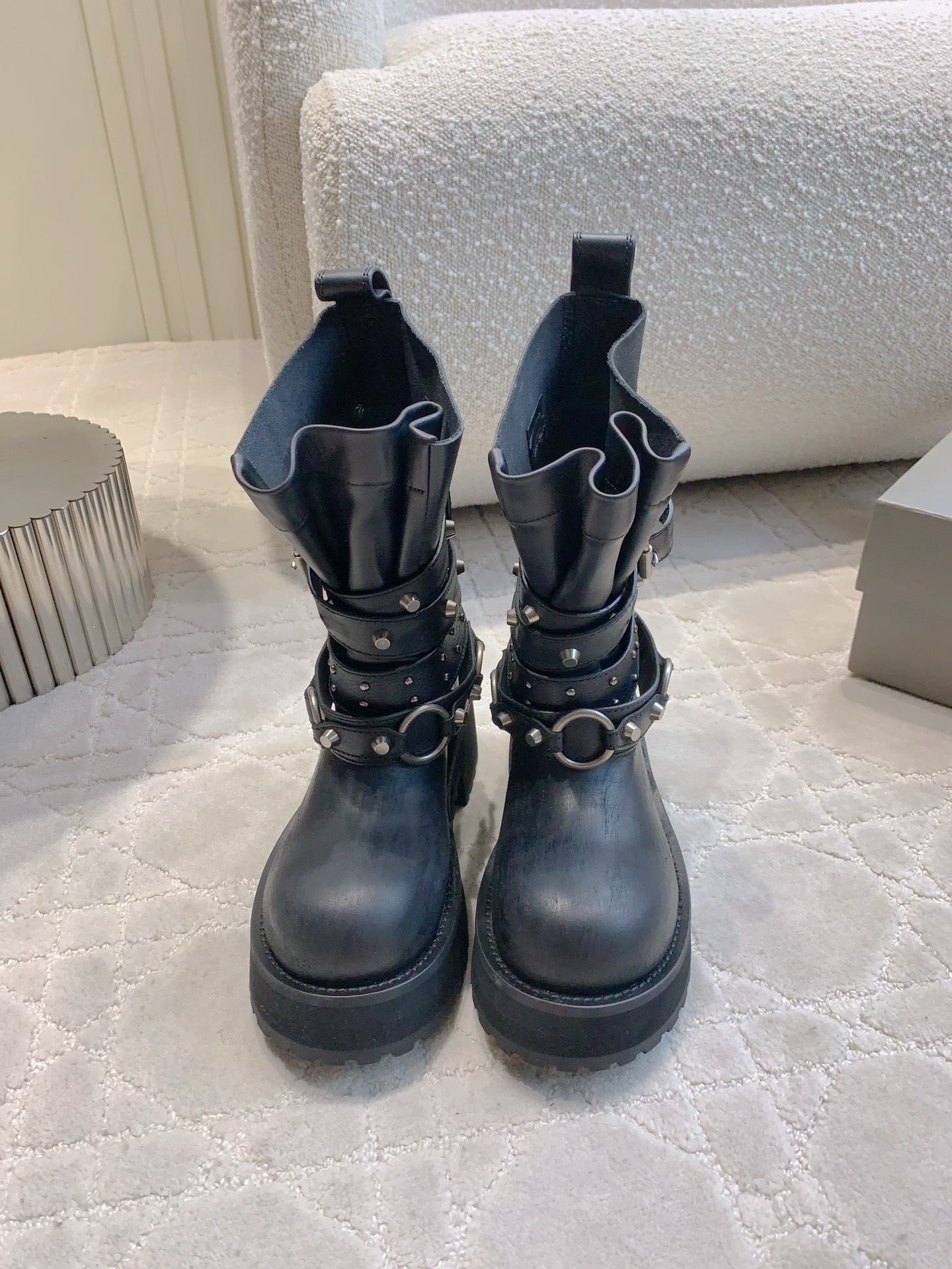 NO:443746,Short boots 12-inch 15-inch Balenciag* new old motorcycle boots Venom Martin boots upgraded version Fashion darling adds another general!  As soon as he appears, his aura is fully opened!  The unique folding design, paired with a personalized metal buckle, breaks the rules and takes an unruly attitude every step. The leather has a high-quality texture, a restrained and luxurious luster, and the details show its ingenuity!  Whether it is paired with a loose T-shirt in the street style or a capable work pants, it can instantly enhance the overall look's fashion!  Become the focus of attention!  Original imported cowhide with inner foot padded cowhide original open molded outsole heel height 4.5cm size 35-39 (custom made of 40), boots, balenciaga, boots, tees, t-shirt, cowhide19860909矮靴 12寸 15寸 Balenciag*新款做旧机车靴毒液马丁靴升级版 时尚宠儿又添一员大将！一出场就气场全开！ 独特的翻折设计,搭配搭配个性金属扣带,打破常规,每一步都走出不羁态度.皮革质感高级,光泽内敛又奢华,细节之处尽显匠心！ 无论是搭配街头风的宽松T恤,还是干练的工装裤,它都能瞬间提升整体造型的时尚度！成为吸睛的焦点！ 鞋面原版进口牛皮 内里垫脚牛皮 原版开模大底 跟高4.5cm 尺码35-39（40定做）,靴子,balenciaga,boots,tees，t-shirt,cowhide,Women's Shoes