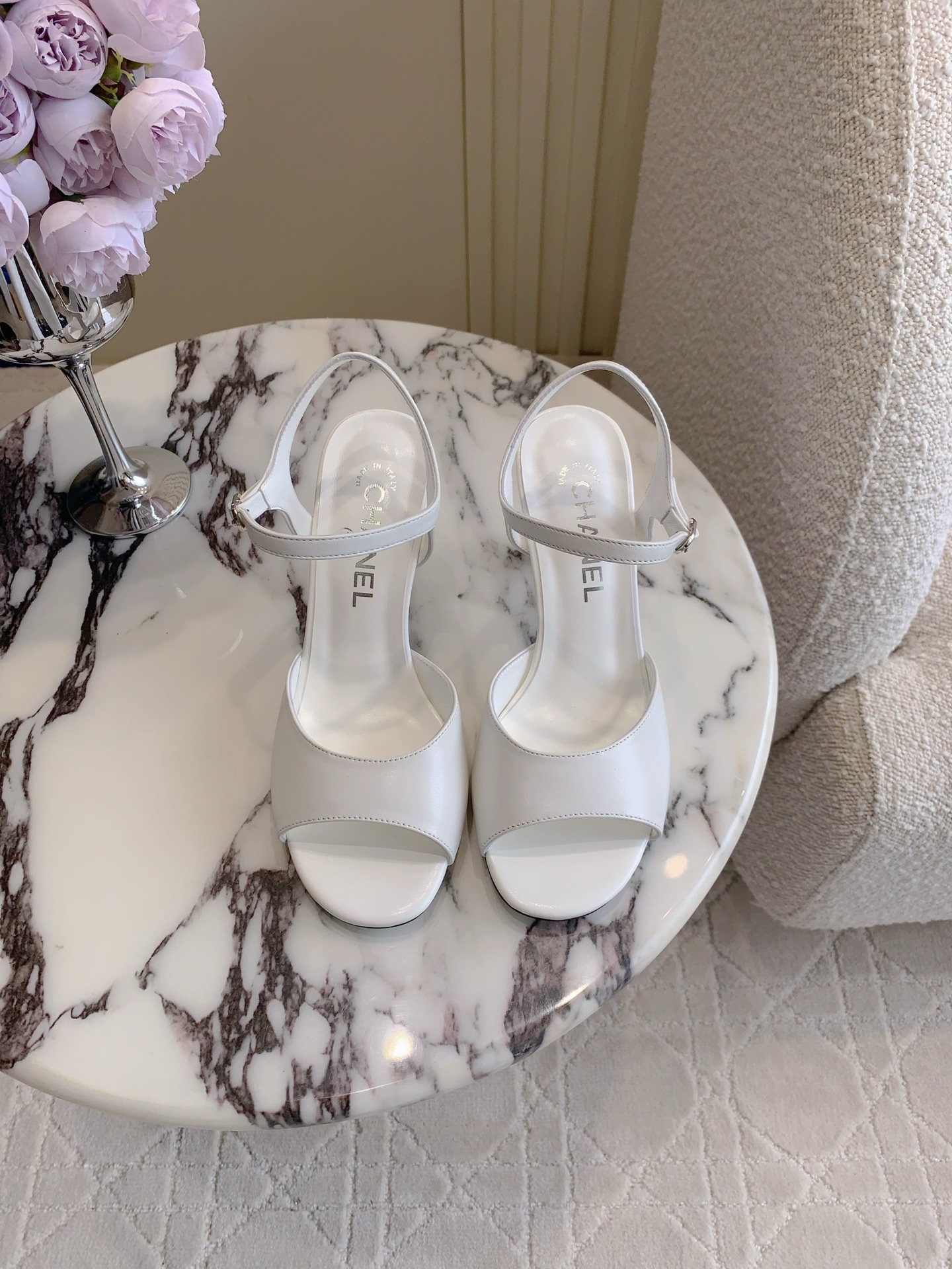 NO:443665,CHANE's newest pearl heel high heel sandals. The high-end feeling of Xiangjia always makes people feel capitalized. It looks simple and very high-end on the feet. Absolutely girlish. Comfortable and easy to wear. Upper calfskin. Inner footbed sheepskin. Italian leather outsole. Heel height 7.5cm. Size 35-39 (34 40 41 custom made), high heels sandals, chanel, chanel, sandals, high heels, cowhide, sheepskin, Leather soles19860909CHANE*新款珍珠跟高跟凉鞋 香家高级感这块总让人大写的服气 看起来简单的款式 但上脚就莫名很高级 绝对的少女感 舒适好穿 鞋面小牛皮 内里垫脚羊皮 意大利真皮大底 跟高7.5cm 尺码35-39（34 40 41定做）,高跟鞋凉鞋,chanel,chanel,sandals,high heels,cowhide,sheepskin,Leather soles,Women's Shoes