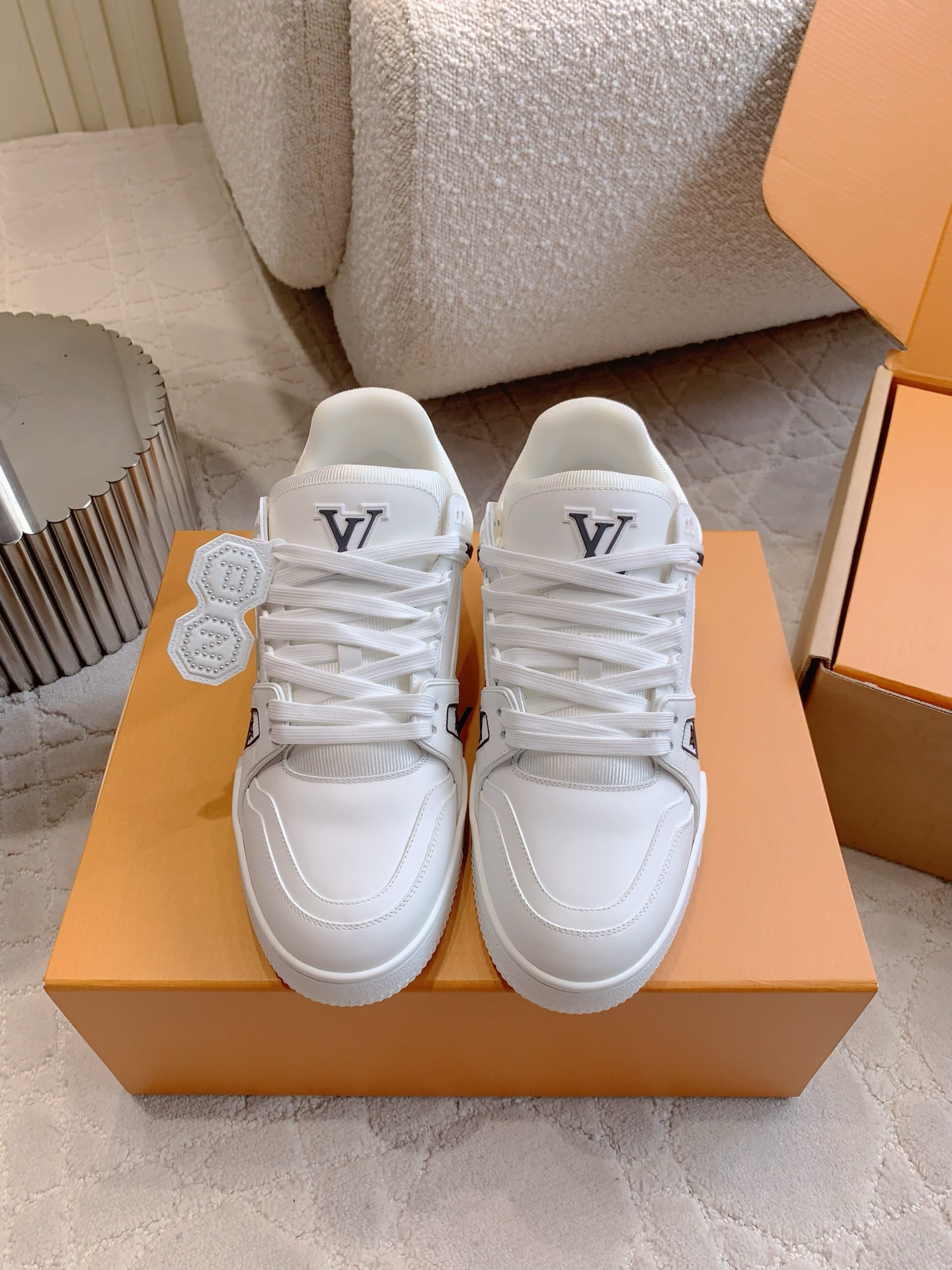 NO:445810,Men and women LOUIS VUITTO* co-branded Nigo Trainer series Limited model Simple drawings on the back of the heel to add fun Men and women simultaneous style Original purchase 1:1 replica Details ZP Free entry and exit of the counter Women's size 35-39 (40 custom made) Men's size 39-44 (45 custom made), casual shoes/sports shoes, louis vuitton, sneakers19860909男女同款 LOUIS VUITTO*联名Nigo Trainer系列 限定款 鞋跟后面的人物简笔画增添趣味 男女同款 原版购入1:1复刻 细节对版ZP 随意进出专柜  女码 35—39（40定做）男码39—44（45定做）,休闲鞋/运动鞋,louis vuitton,sneakers,Women's Shoes