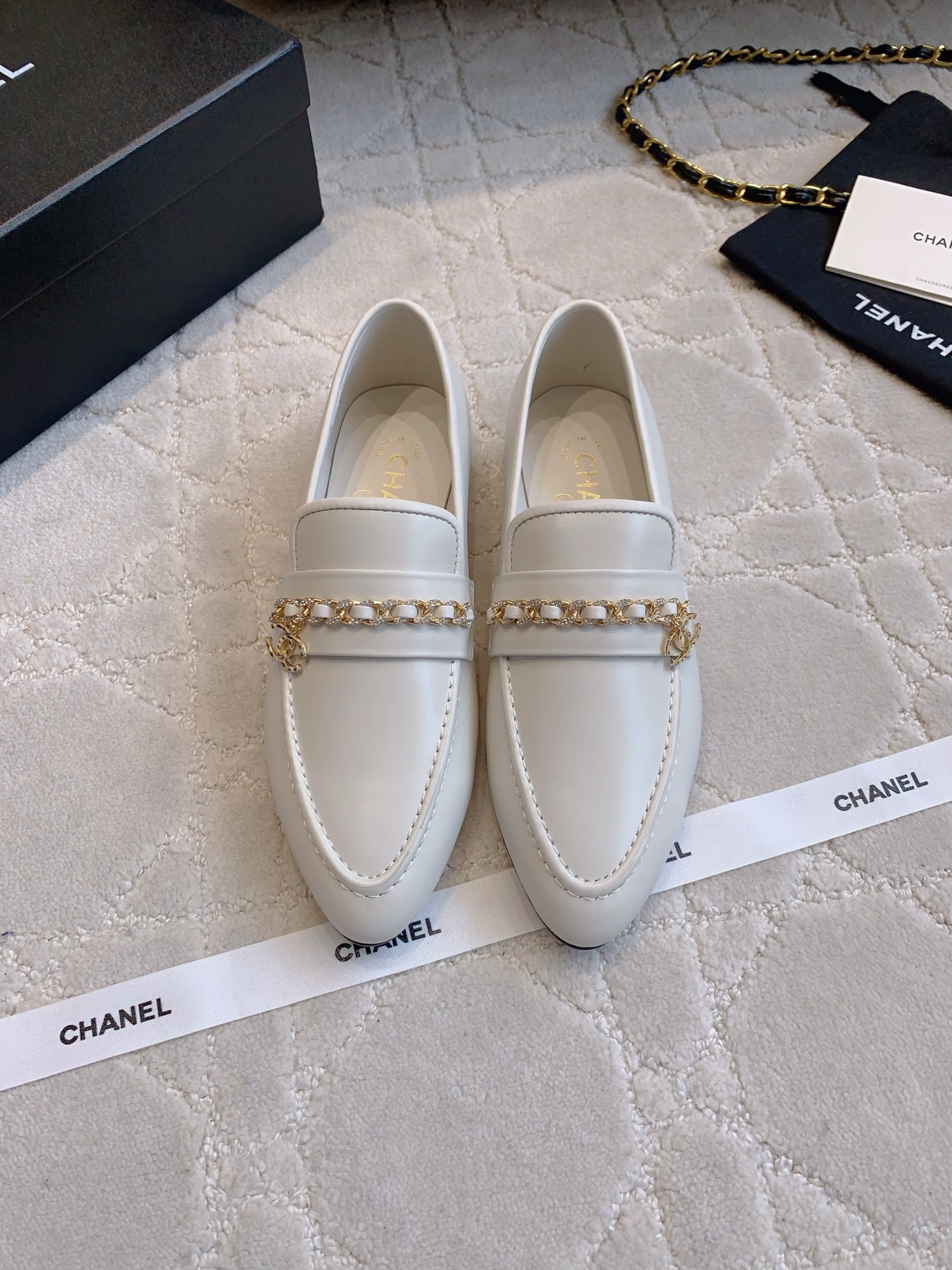 NO:445856,CHANE's newest rhinestone chain loafers, classic and outdated shoe shape, exquisite and high-end sense with double C-model logo, college style versatile and age-reducing, all kinds of outfits can be controlled, cowhide upper, inner footbed sheepskin Italian leather outsole size 35-39 (customized for 40 41), loafers, chanel, loafers, cowhide, sheepskin, Leather soles19860909CHANE*新款水钻链条乐福鞋 经典不过时的鞋型 搭配双C开模logo精致的高级感 学院风百搭又减龄 各种穿搭都能驾驭 鞋面牛皮 内里垫脚羊皮 意大利真皮大底 尺码35-39（40 41定做）,乐福鞋,chanel,loafers,cowhide,sheepskin,Leather soles,Women's Shoes