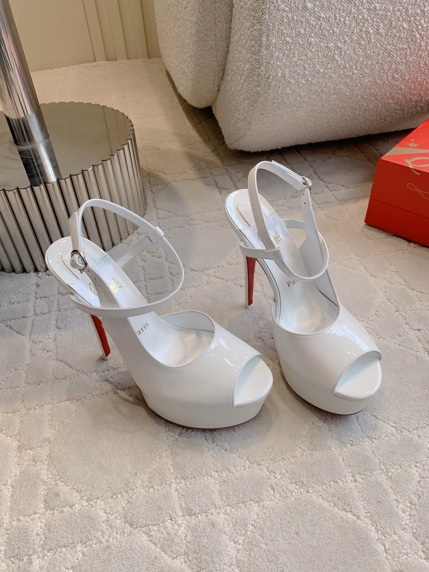 Christian Louboutin’s New Red-Floor Heel Sandals: Price, Height, and Size Options - 图片 2