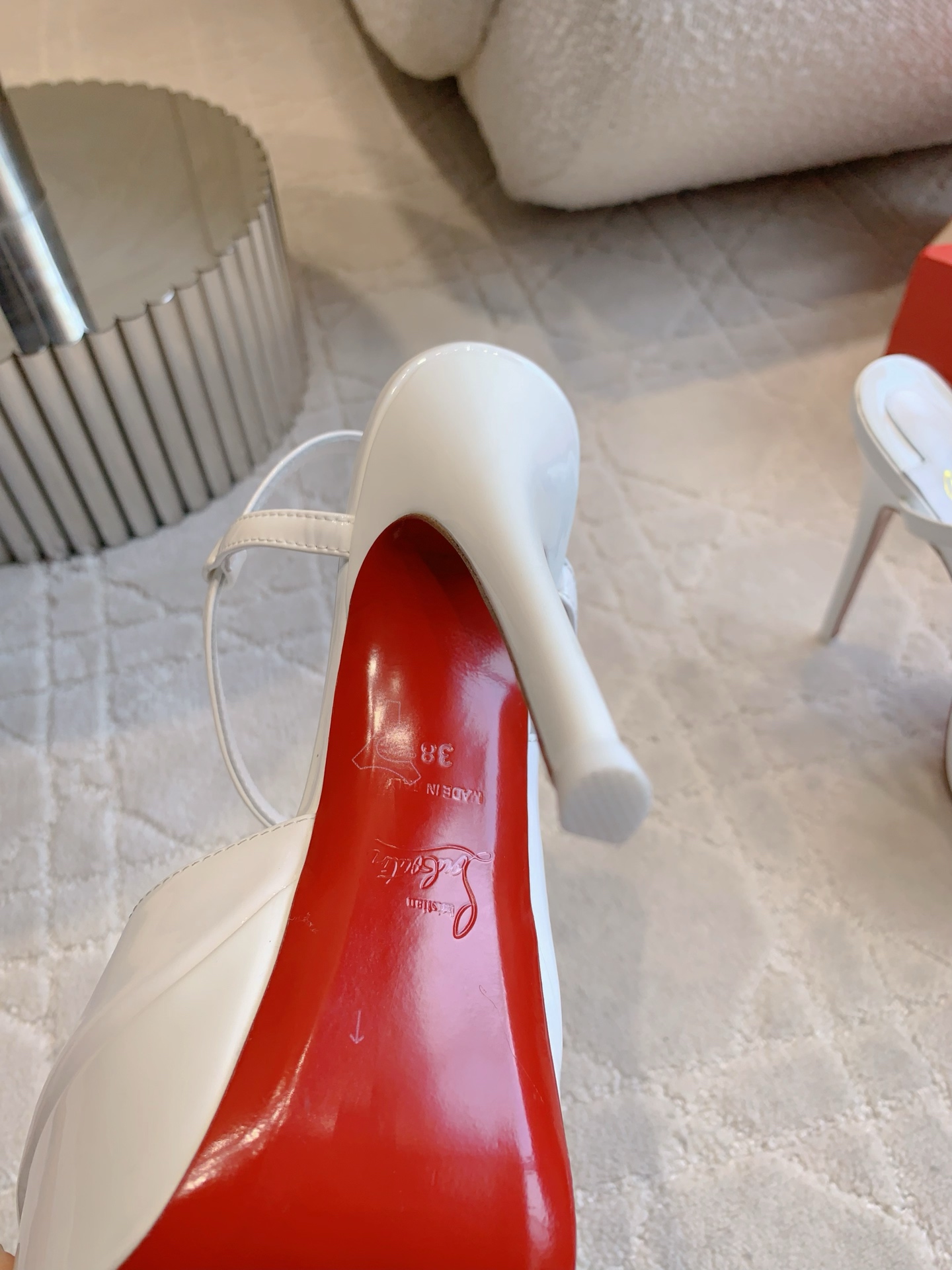 Christian Louboutin’s New Red-Floor Heel Sandals: Price, Height, and Size Options - 图片 9