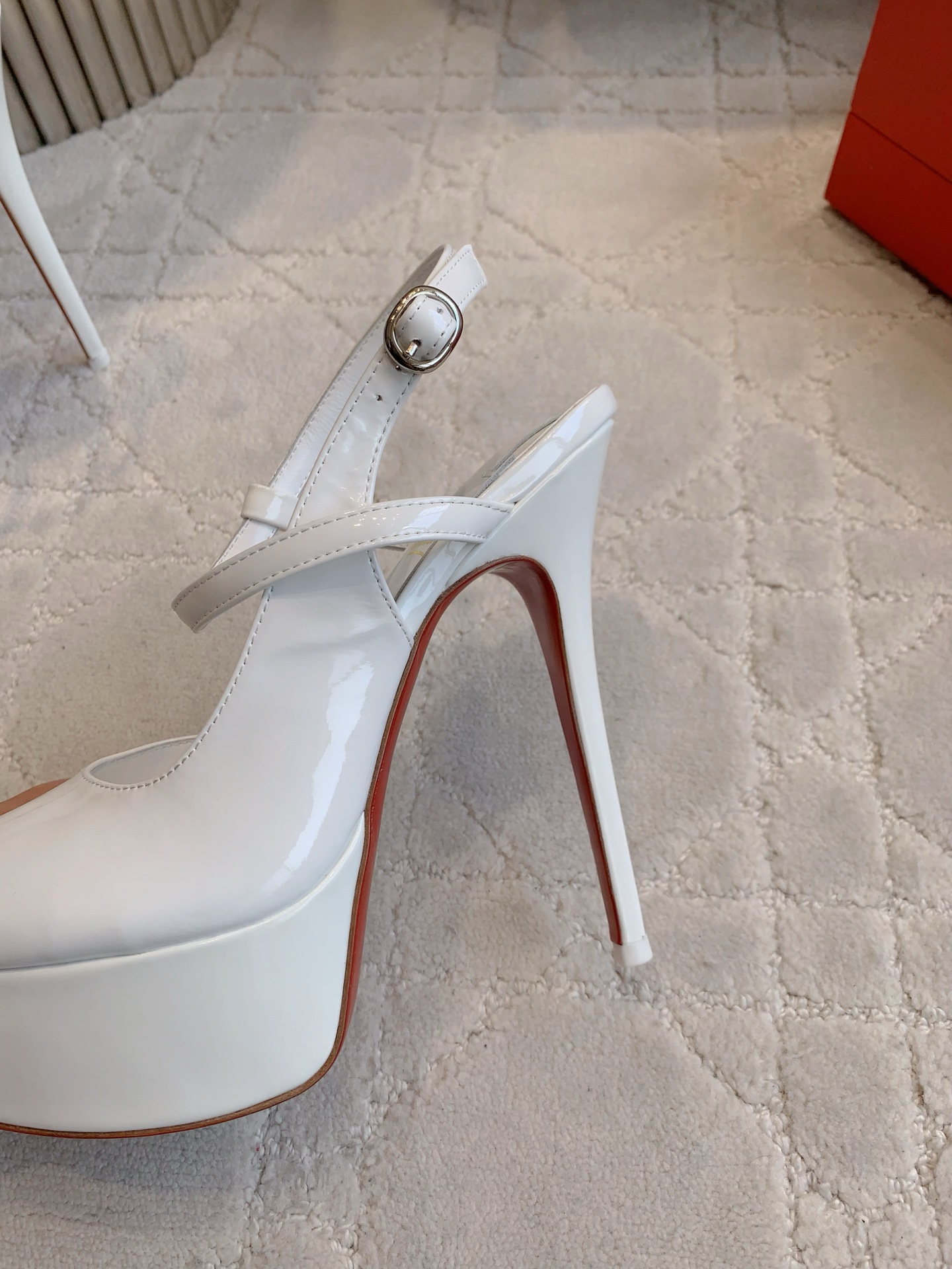 Christian Louboutin’s New Red-Floor Heel Sandals: Price, Height, and Size Options - 图片 7