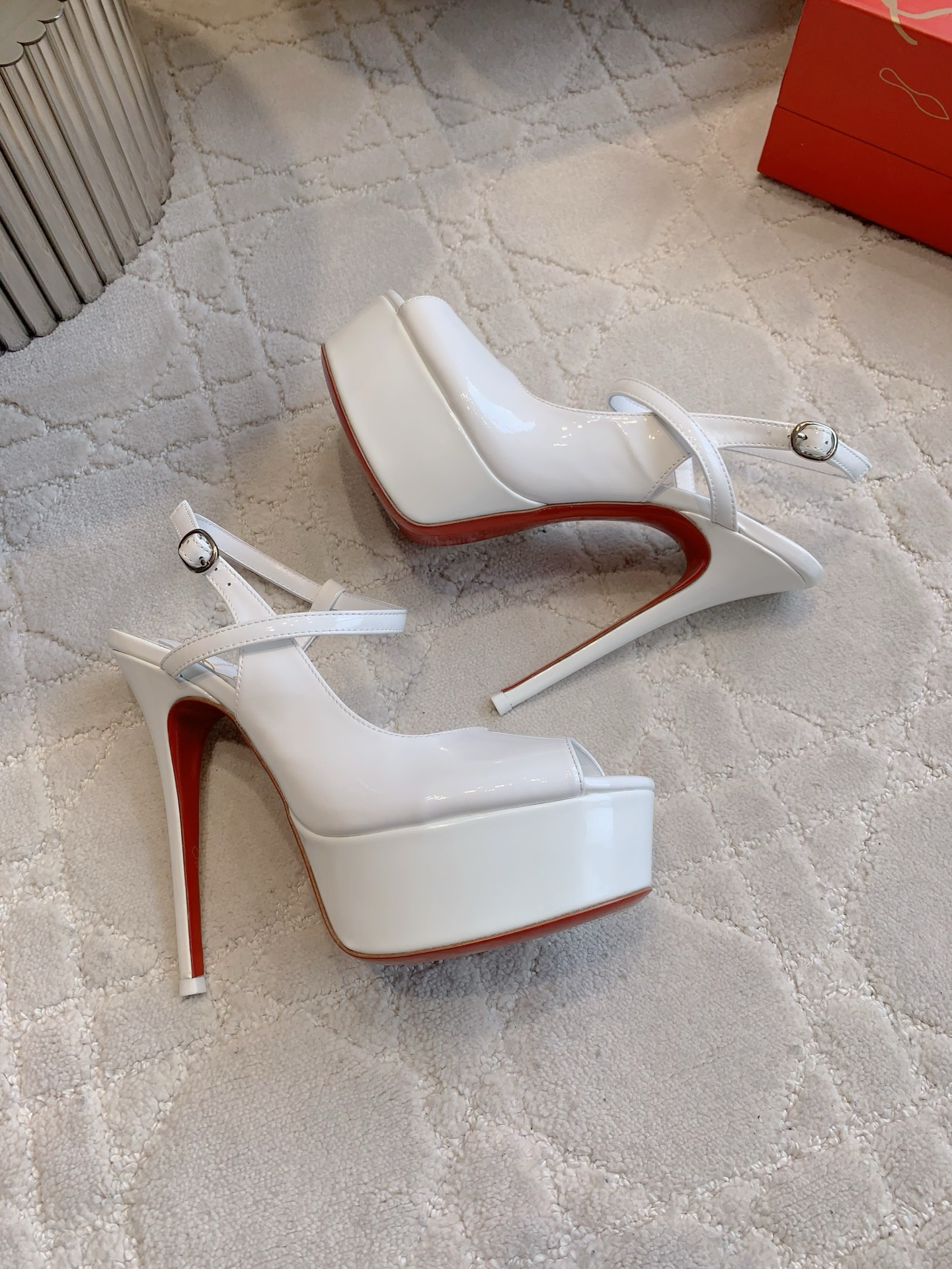Christian Louboutin’s New Red-Floor Heel Sandals: Price, Height, and Size Options - 图片 3