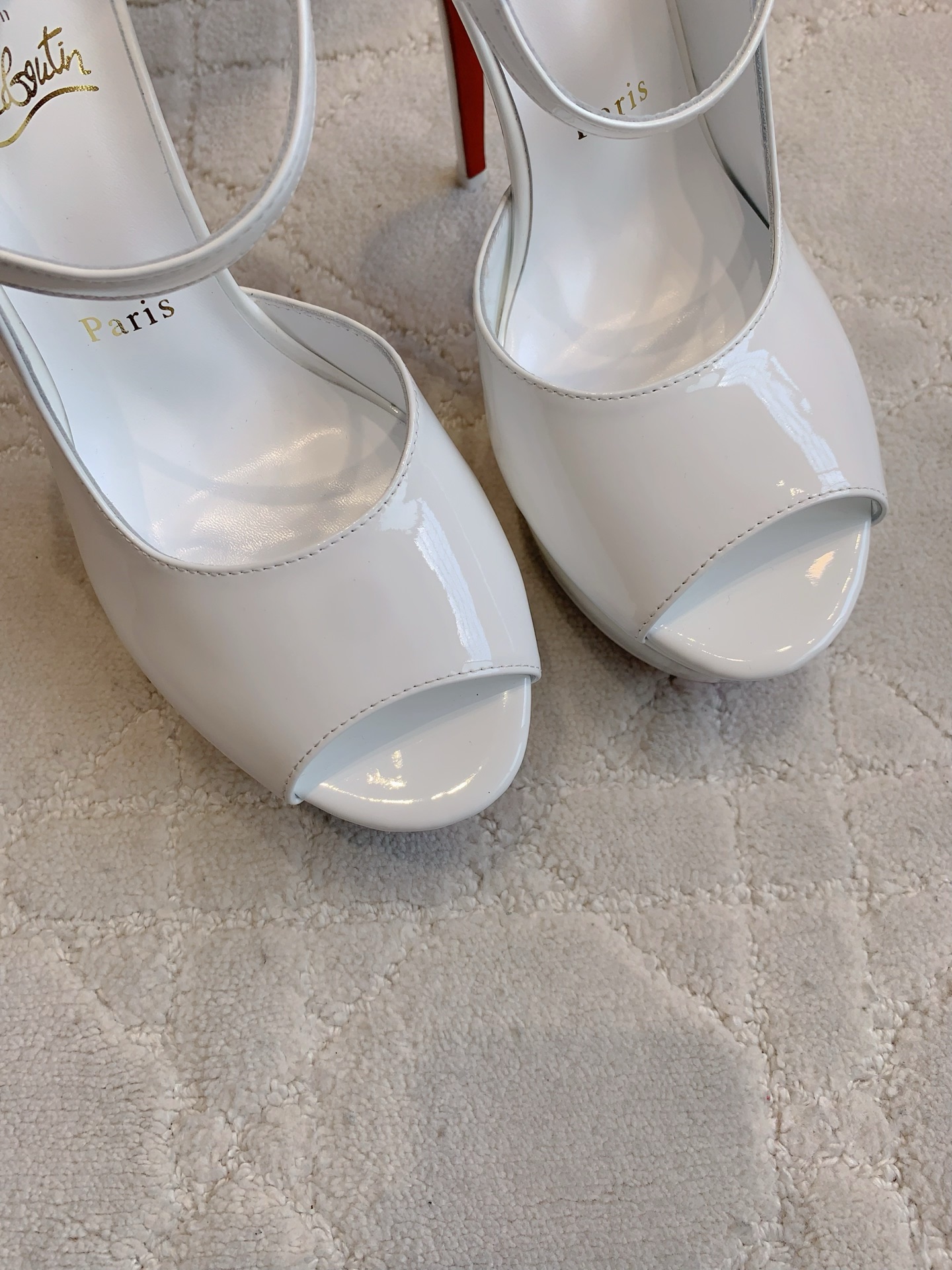 Christian Louboutin’s New Red-Floor Heel Sandals: Price, Height, and Size Options - 图片 4