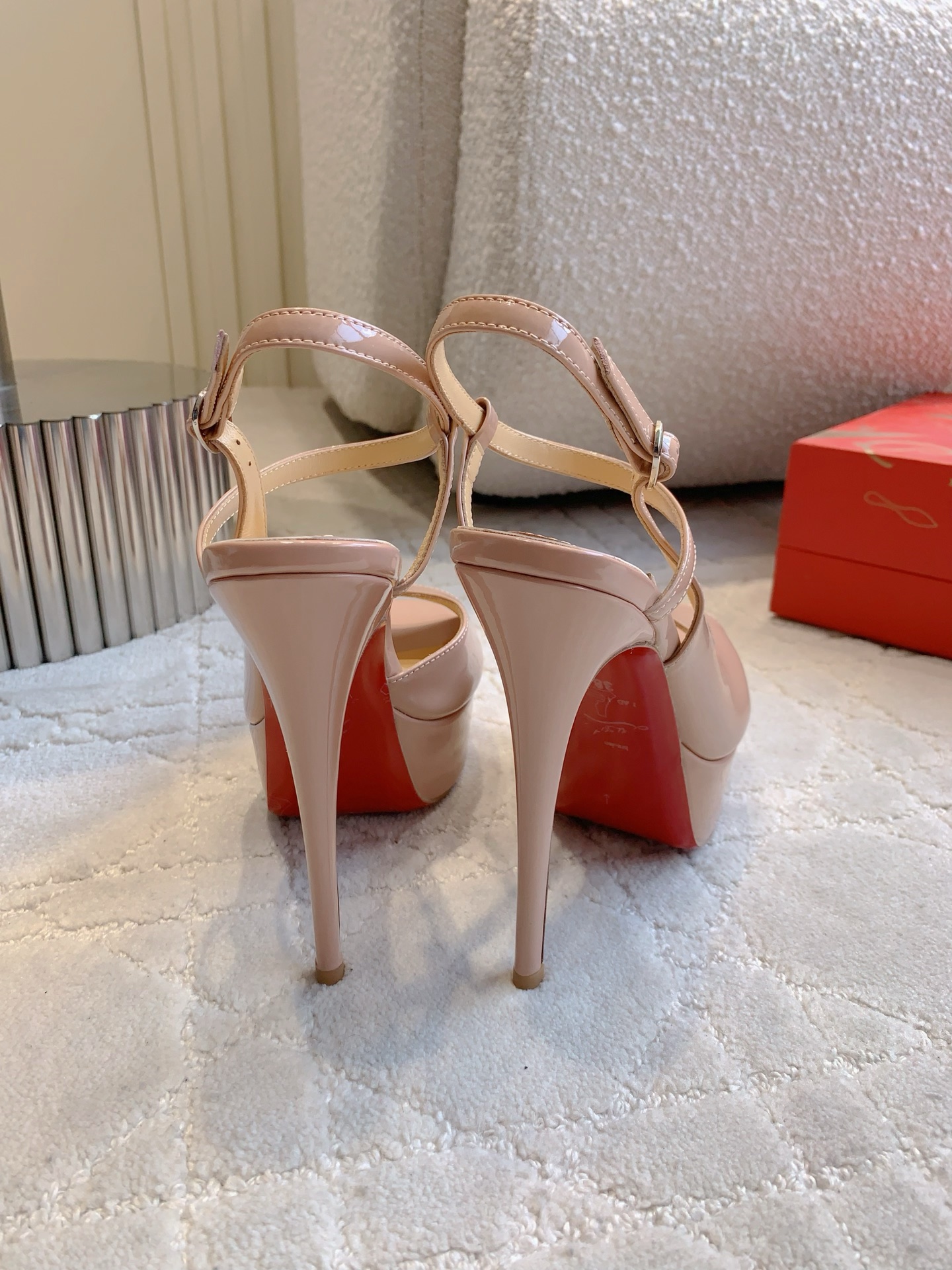 Christian Louboutin Red-Floor Heel Sandals: Price, Height, Size, and Material - 图片 7