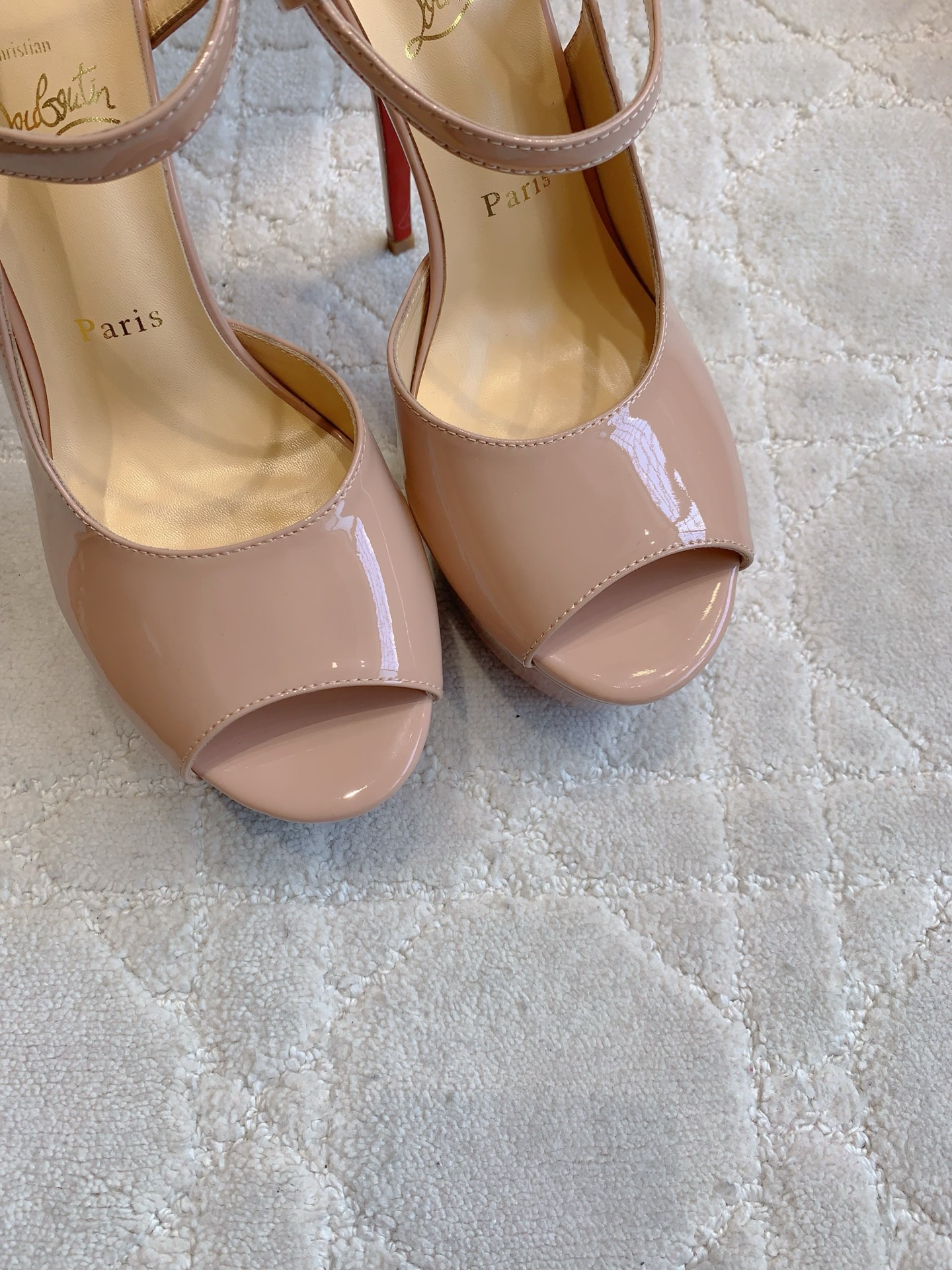 Christian Louboutin Red-Floor Heel Sandals: Price, Height, Size, and Material - 图片 4