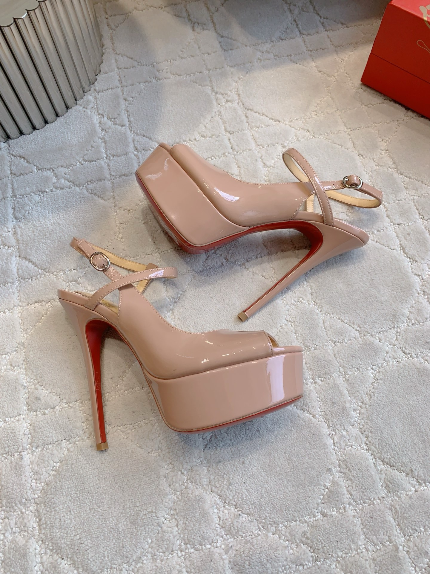 Christian Louboutin Red-Floor Heel Sandals: Price, Height, Size, and Material - 图片 3