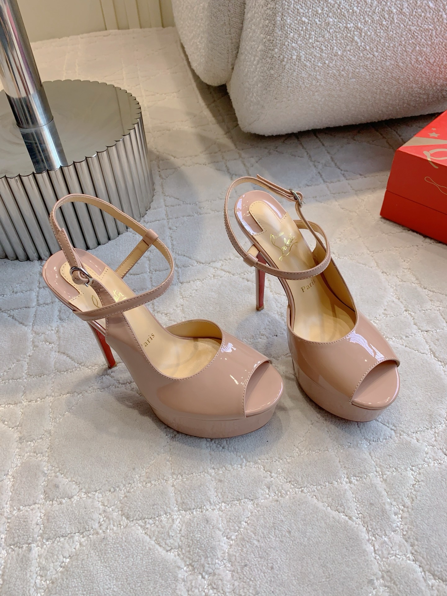 Christian Louboutin Red-Floor Heel Sandals: Price, Height, Size, and Material - 图片 2