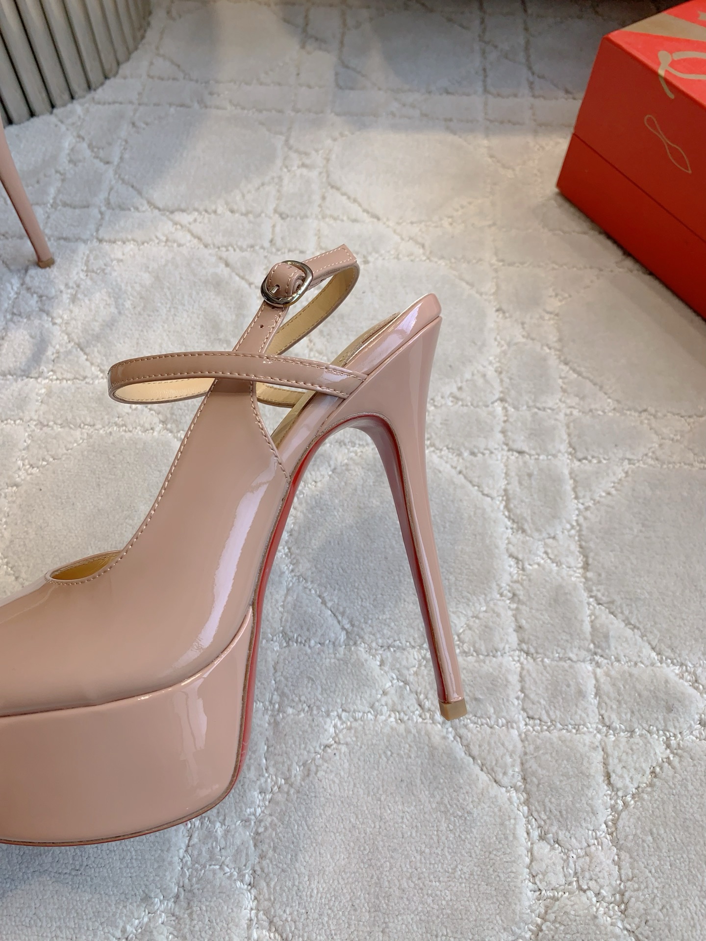 Christian Louboutin Red-Floor Heel Sandals: Price, Height, Size, and Material - 图片 6