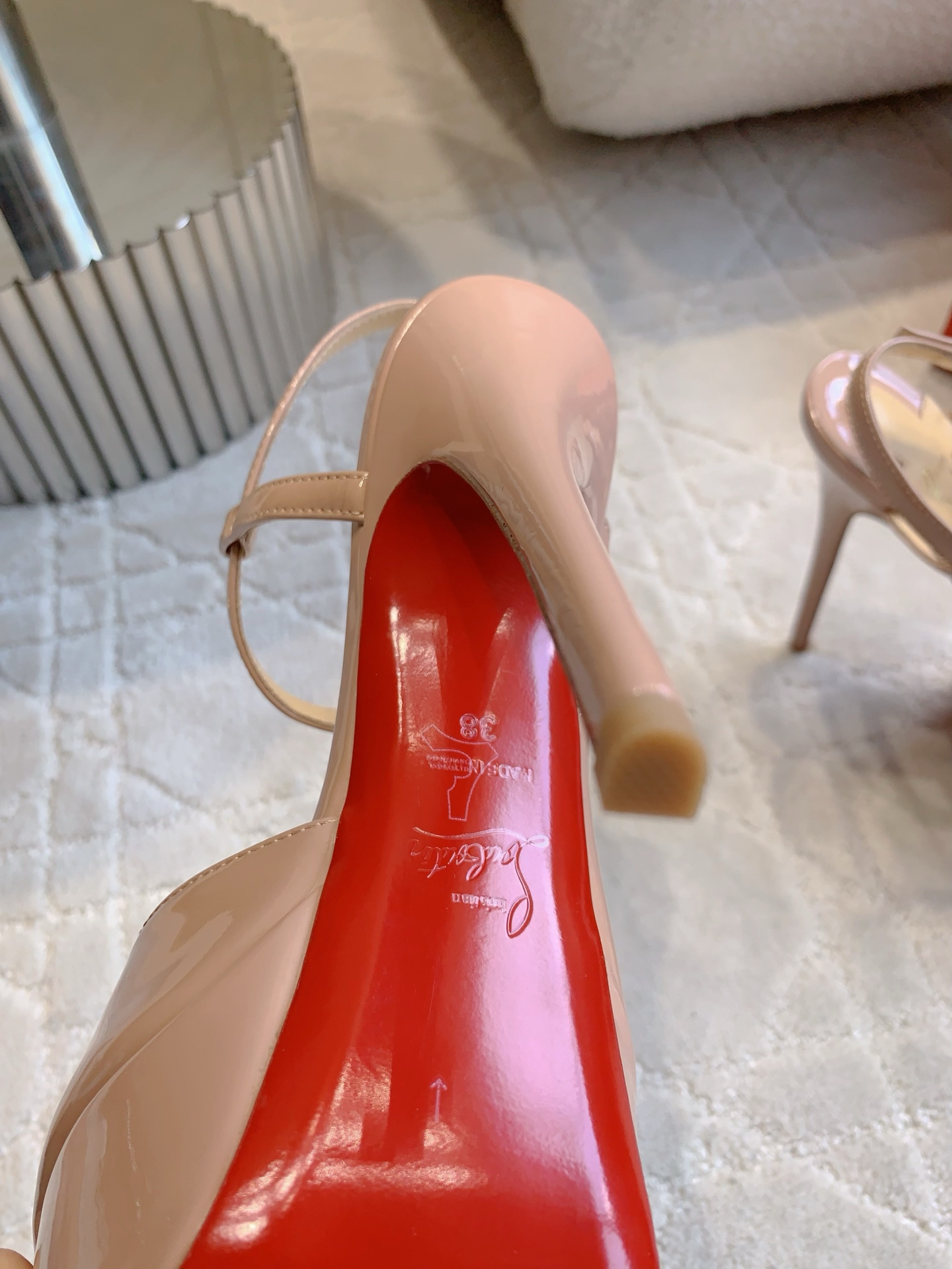 Christian Louboutin Red-Floor Heel Sandals: Price, Height, Size, and Material - 图片 8