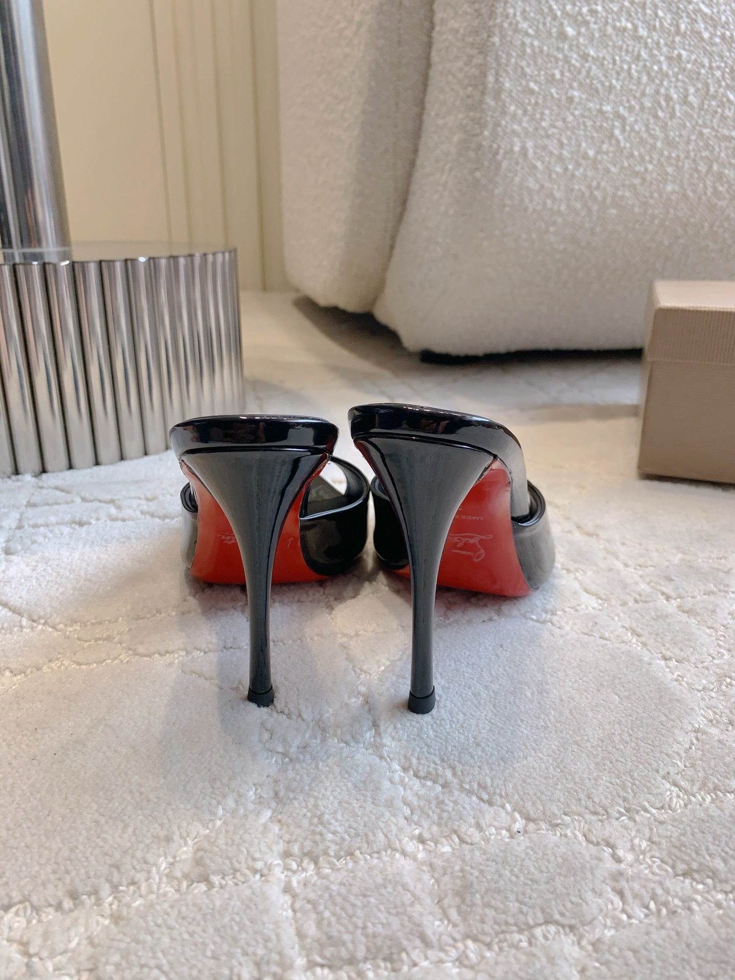 Christian Louboutin’s Sexy Fish-Sniffled Slipper with Curved Design and High Heel - 图片 7