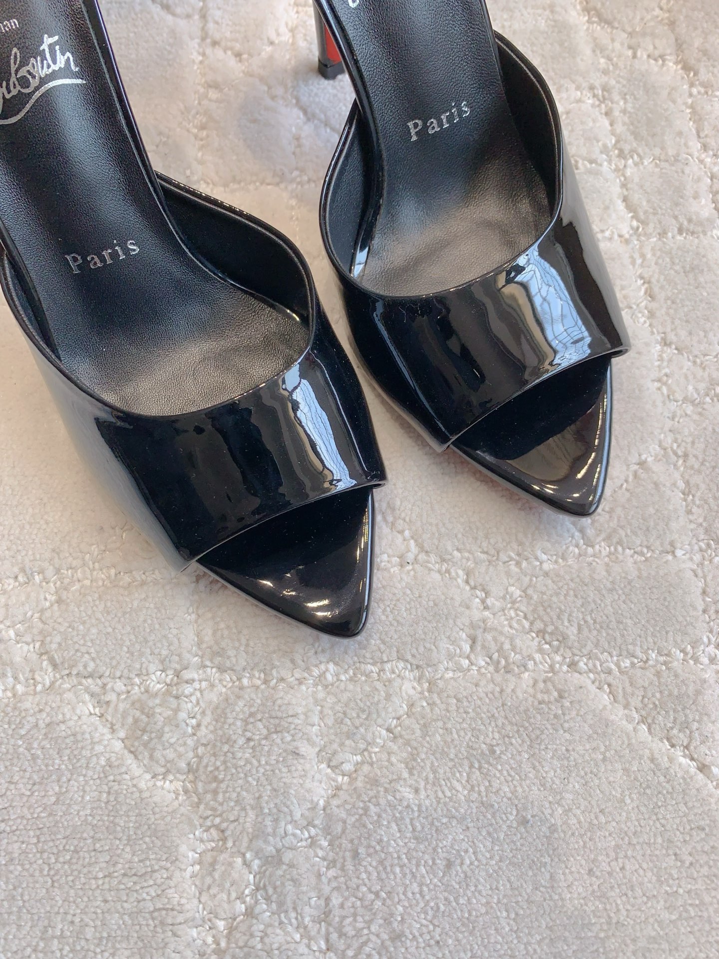 Christian Louboutin’s Sexy Fish-Sniffled Slipper with Curved Design and High Heel - 图片 4