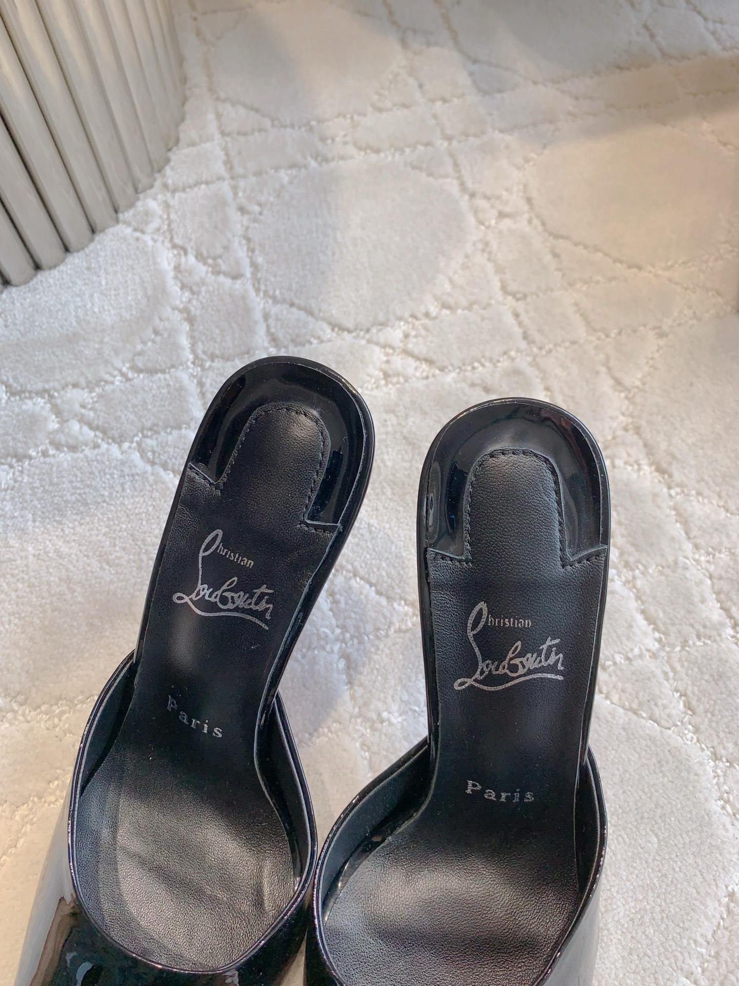 Christian Louboutin’s Sexy Fish-Sniffled Slipper with Curved Design and High Heel - 图片 5