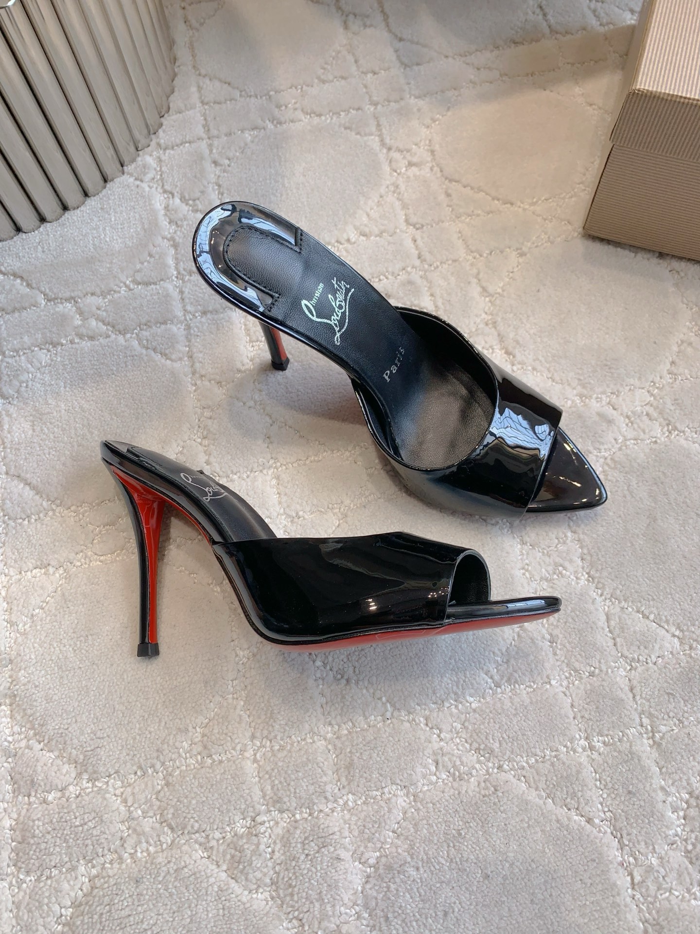Christian Louboutin’s Sexy Fish-Sniffled Slipper with Curved Design and High Heel - 图片 3