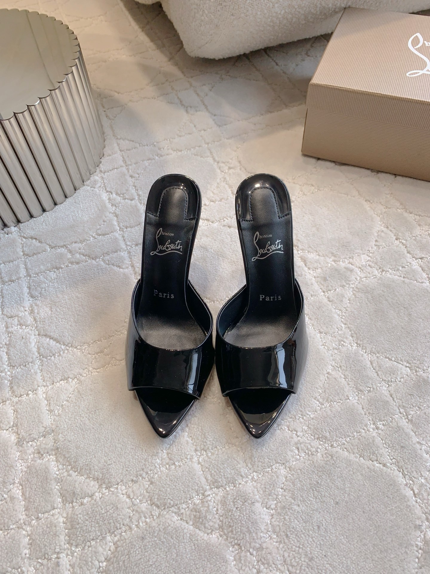 Christian Louboutin’s Sexy Fish-Sniffled Slipper with Curved Design and High Heel - 图片 9