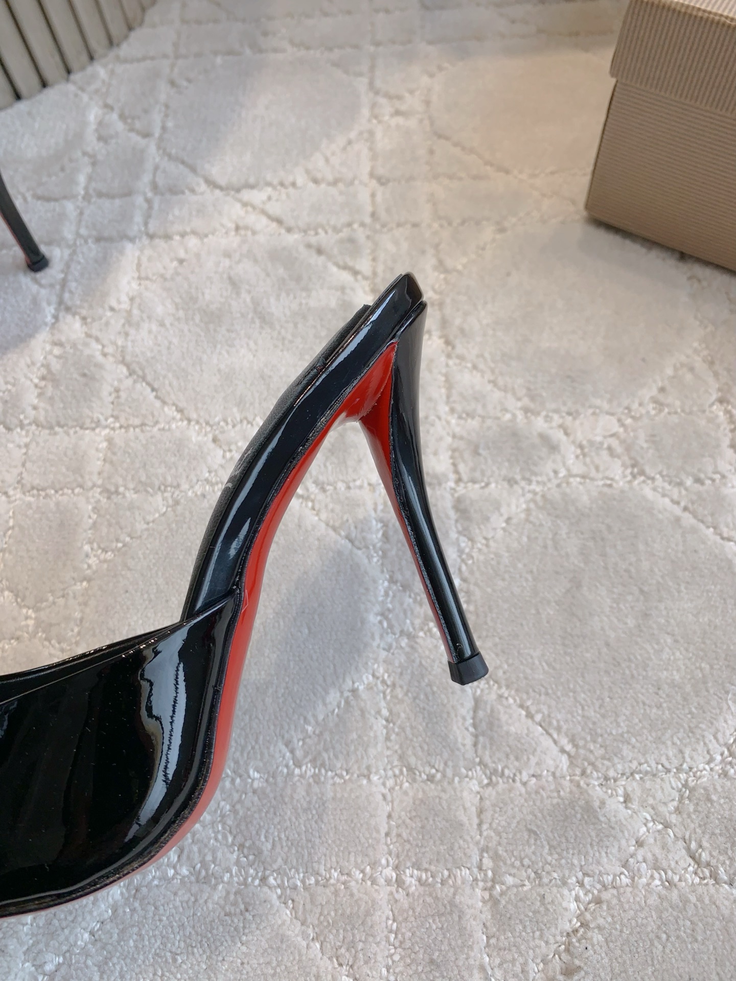 Christian Louboutin’s Sexy Fish-Sniffled Slipper with Curved Design and High Heel - 图片 6
