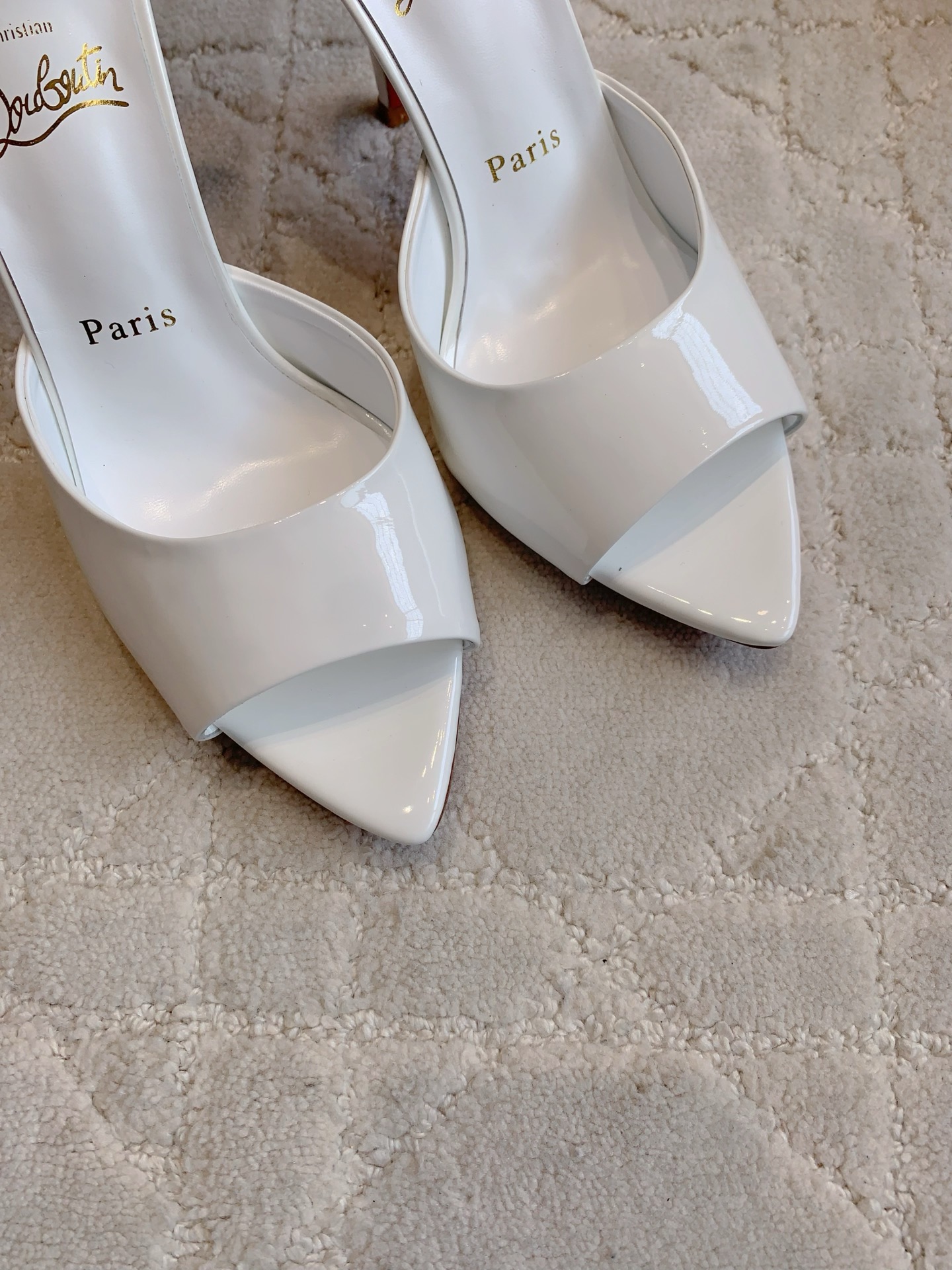 “Christian Louboutin’s Sexy Fish-Sniffled Slipper with Curved Design – 720 Series” - 图片 4