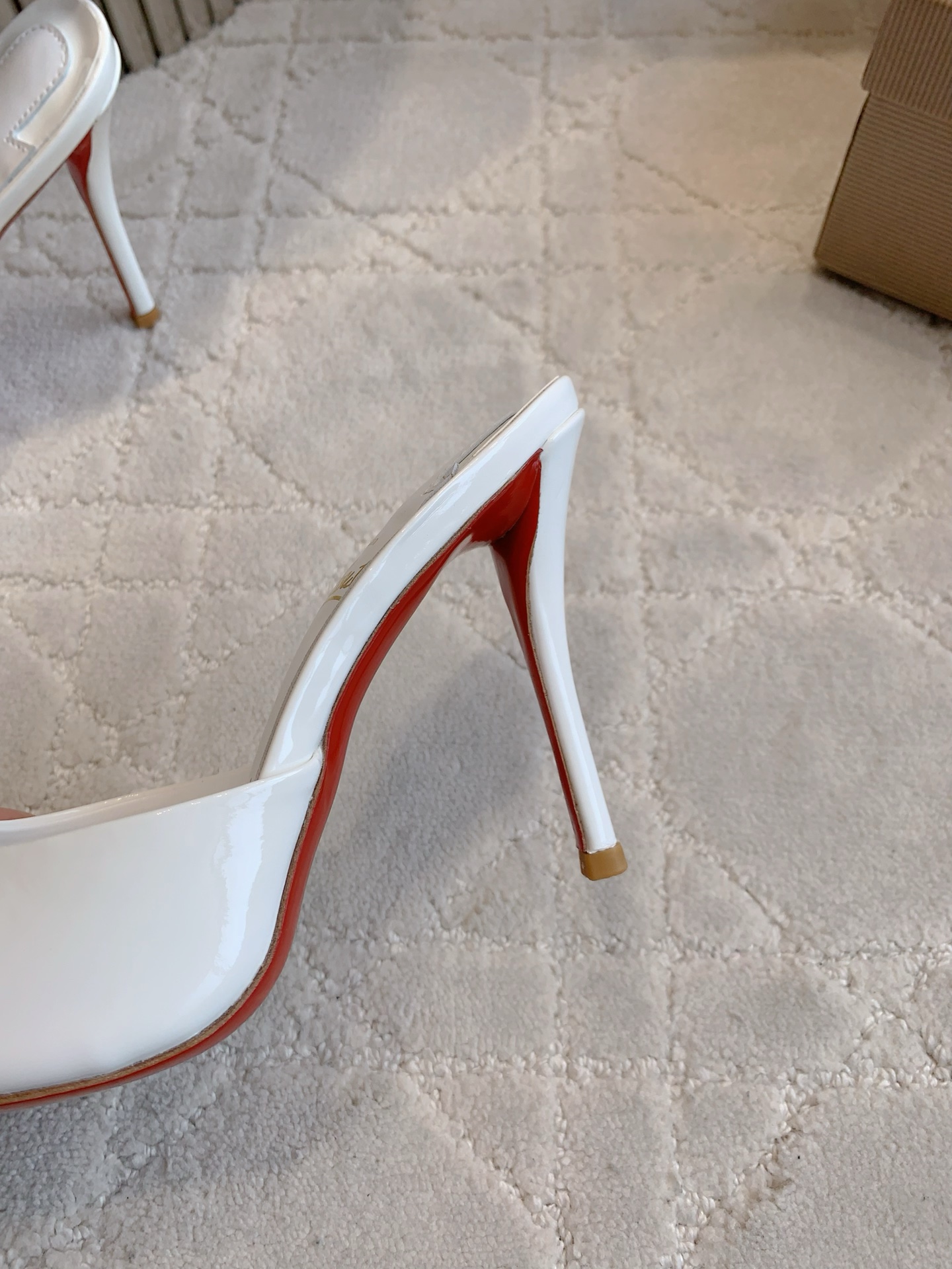 “Christian Louboutin’s Sexy Fish-Sniffled Slipper with Curved Design – 720 Series” - 图片 7