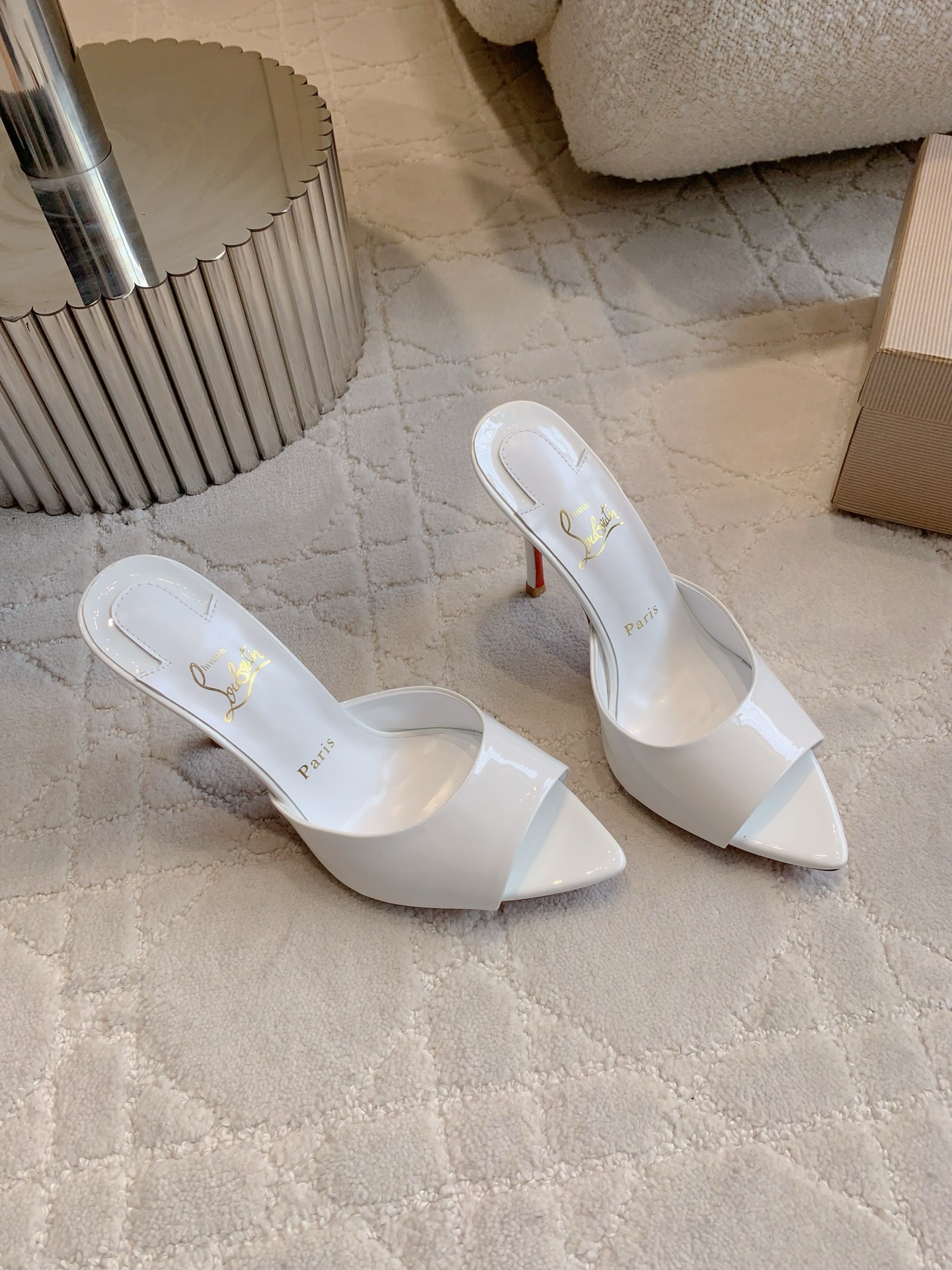 “Christian Louboutin’s Sexy Fish-Sniffled Slipper with Curved Design – 720 Series” - 图片 2