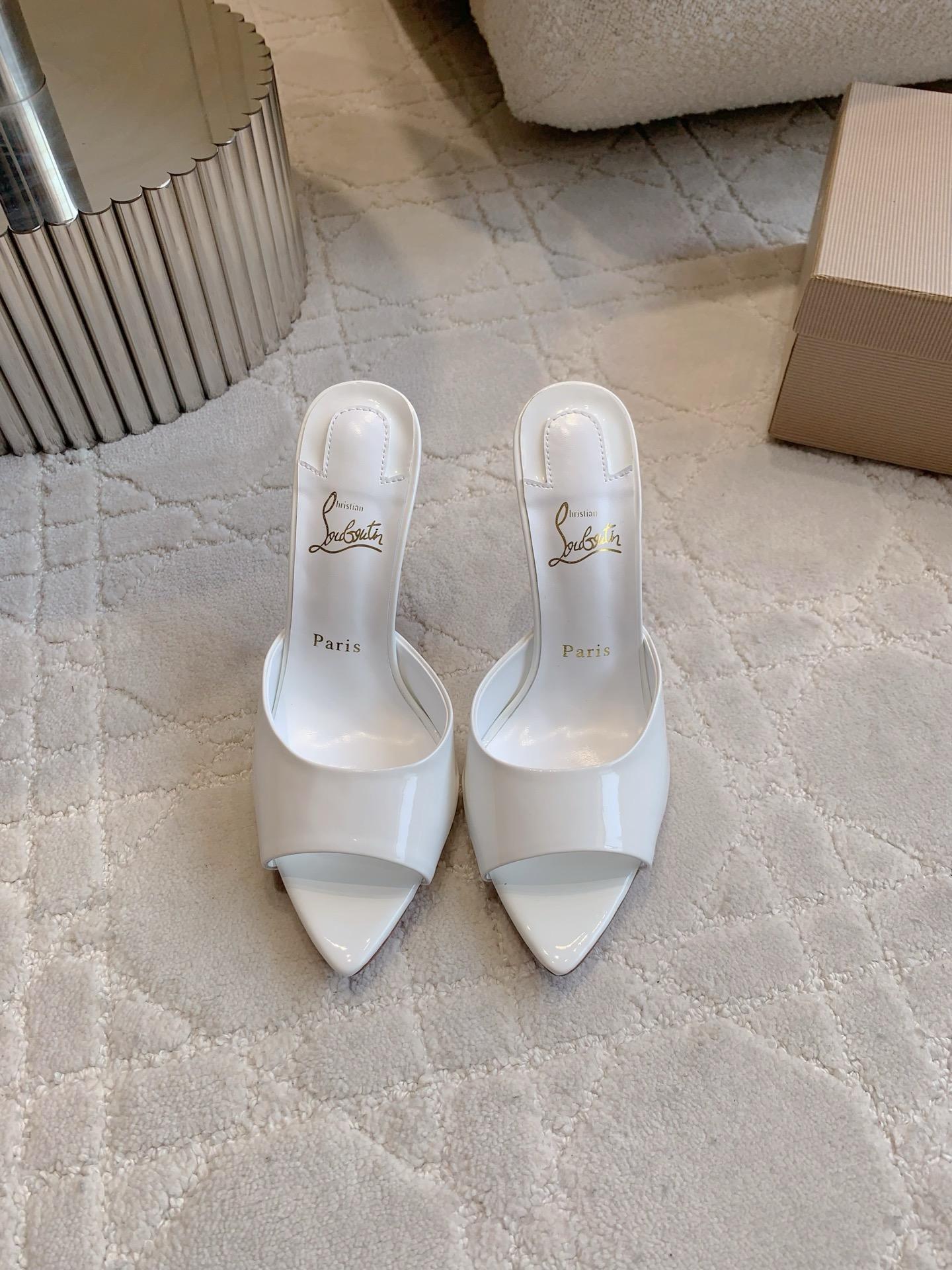 NO:445834,Christian Loubouti* New fish mouth high heel slippers Smooth curves outline the graceful style and show the sexy style. A thousand-year-old classic model, calfskin upper, inner footbed sheepskin original imported AR1 top-grade leather outsole, heel height 10cm, size 35-39 (customized for 34.40.41.42.43), high heels, slippers, high heels, slippers, cowhide, sheepskin, Leather soles19860909Christian Loubouti* 新款鱼嘴高跟拖鞋 流畅的曲线勾勒曼妙风情 尽显性感风姿 万年经典款 鞋面小牛皮 内里垫脚羊皮 原版进口AR1顶级真皮大底 跟高10cm 尺码35-39（34.40.41.42.43定做）,高跟鞋拖鞋,high heels,slippers,cowhide,sheepskin,Leather soles,Women's Shoes