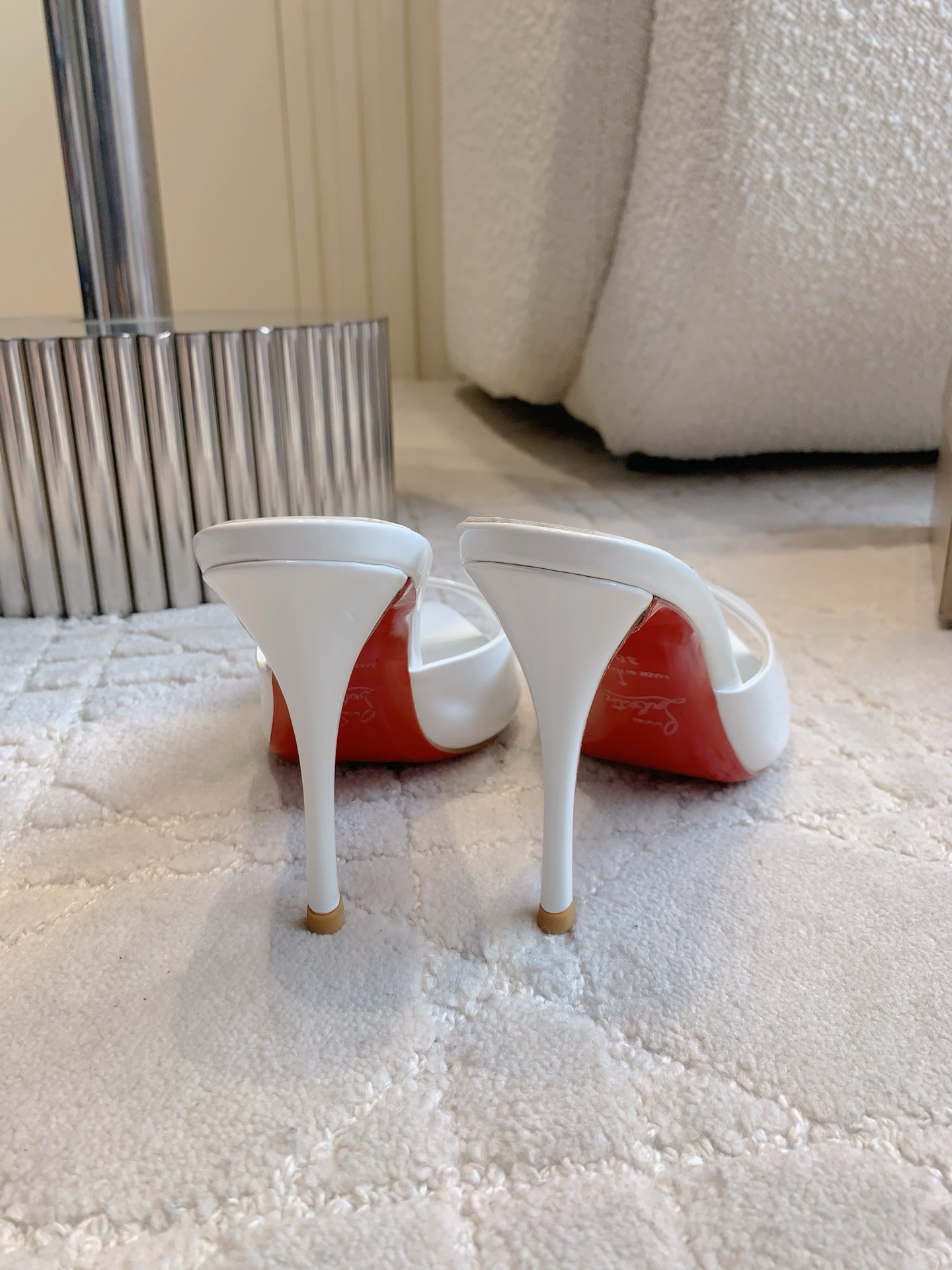 “Christian Louboutin’s Sexy Fish-Sniffled Slipper with Curved Design – 720 Series” - 图片 8