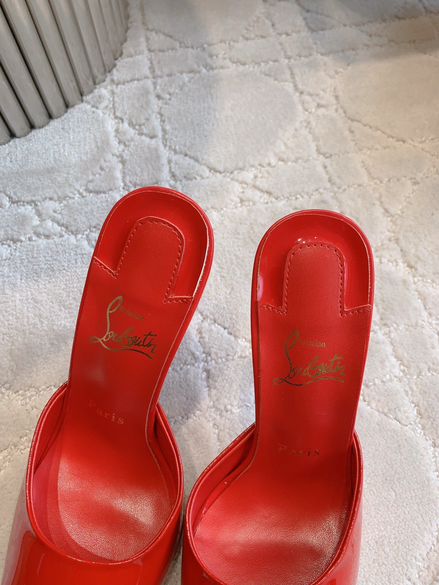 “Christian Louboutin’s Sexy Fish-Sniffled Slipper with Curved Design and Sheep-Skin Lining” - 图片 6