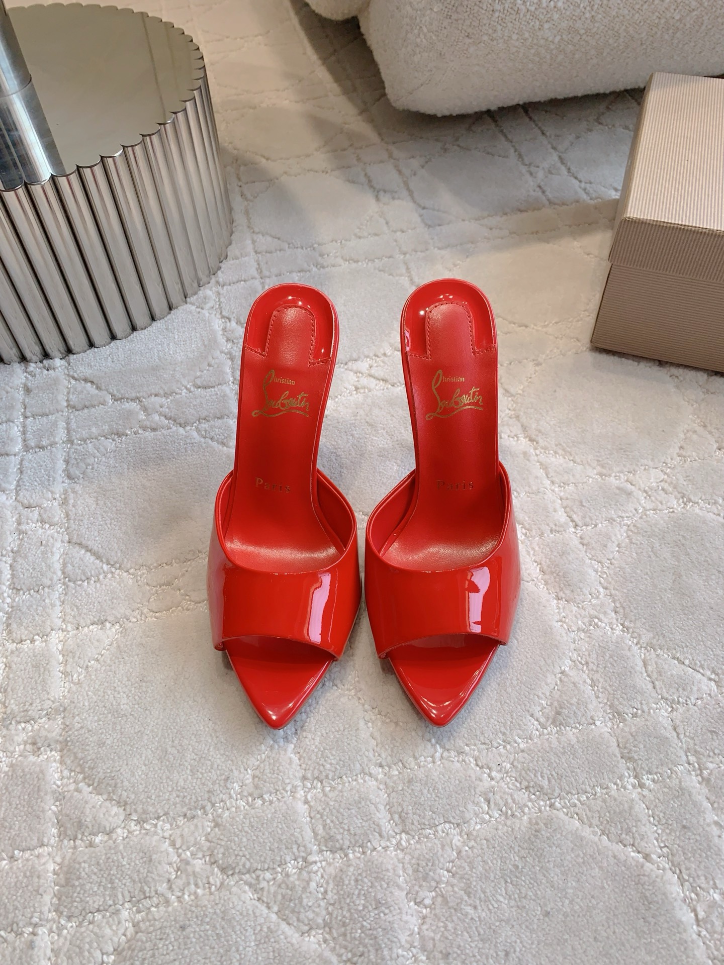 “Christian Louboutin’s Sexy Fish-Sniffled Slipper with Curved Design and Sheep-Skin Lining” - 图片 5