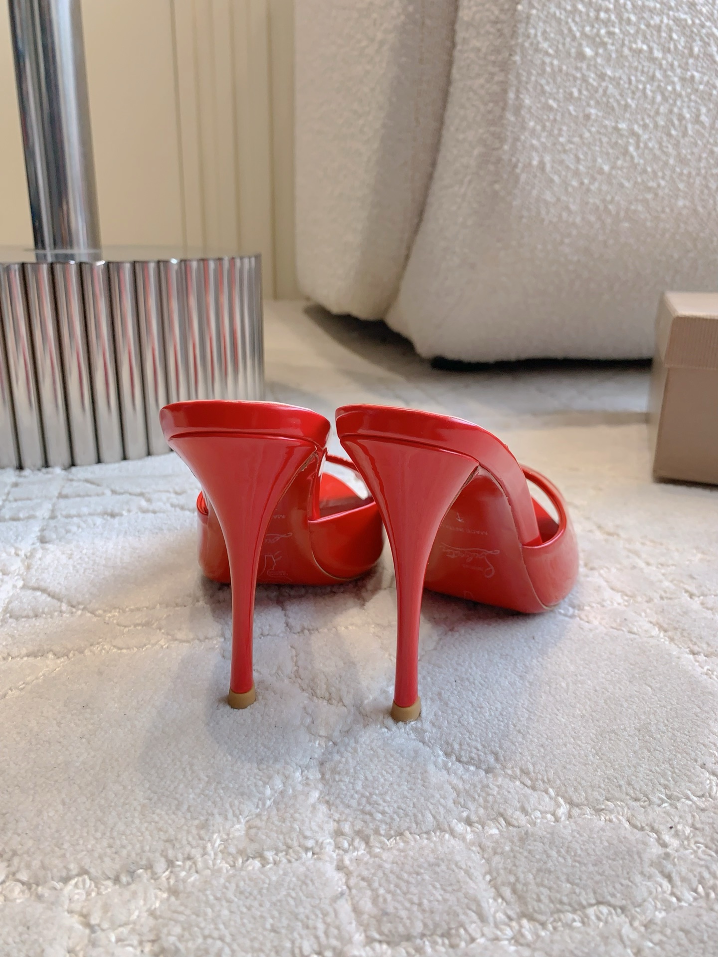 “Christian Louboutin’s Sexy Fish-Sniffled Slipper with Curved Design and Sheep-Skin Lining” - 图片 8