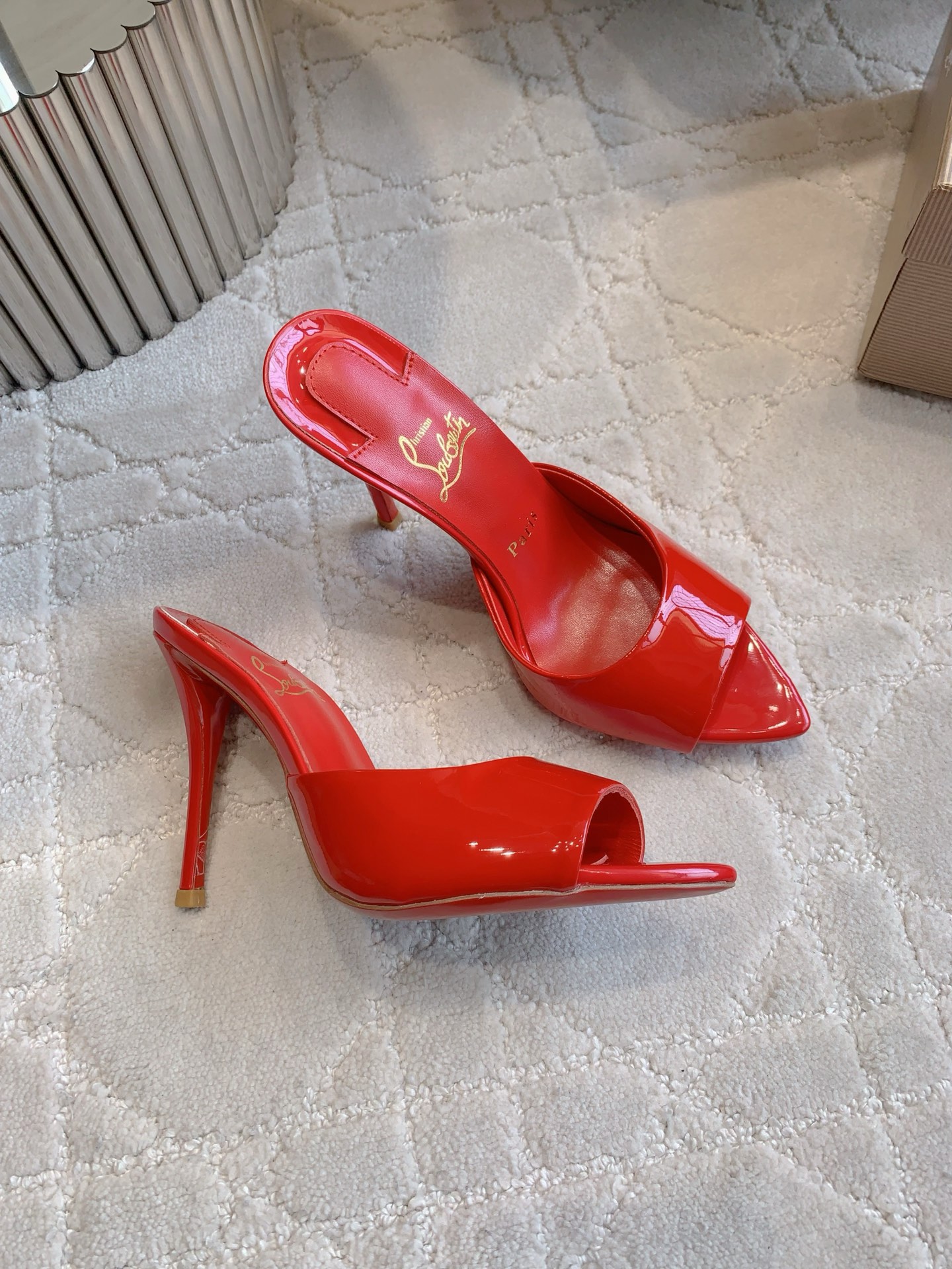 “Christian Louboutin’s Sexy Fish-Sniffled Slipper with Curved Design and Sheep-Skin Lining” - 图片 3