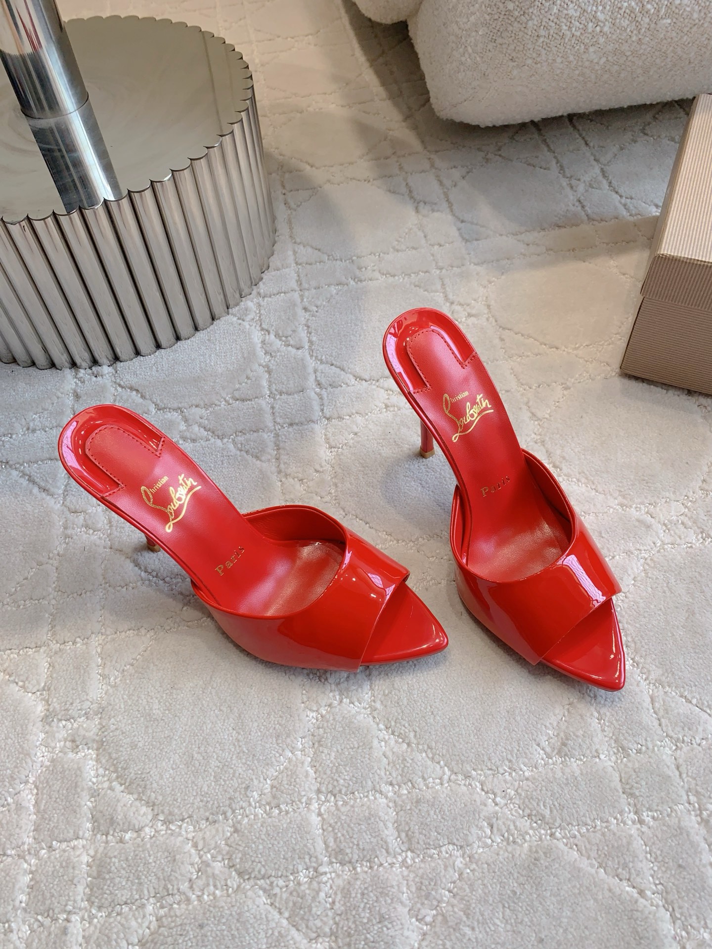 “Christian Louboutin’s Sexy Fish-Sniffled Slipper with Curved Design and Sheep-Skin Lining” - 图片 2