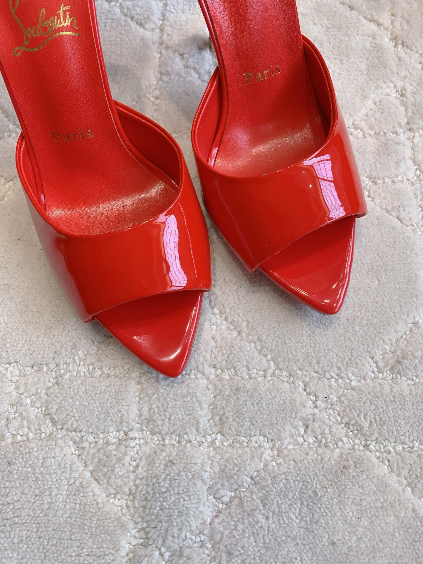 “Christian Louboutin’s Sexy Fish-Sniffled Slipper with Curved Design and Sheep-Skin Lining” - 图片 4