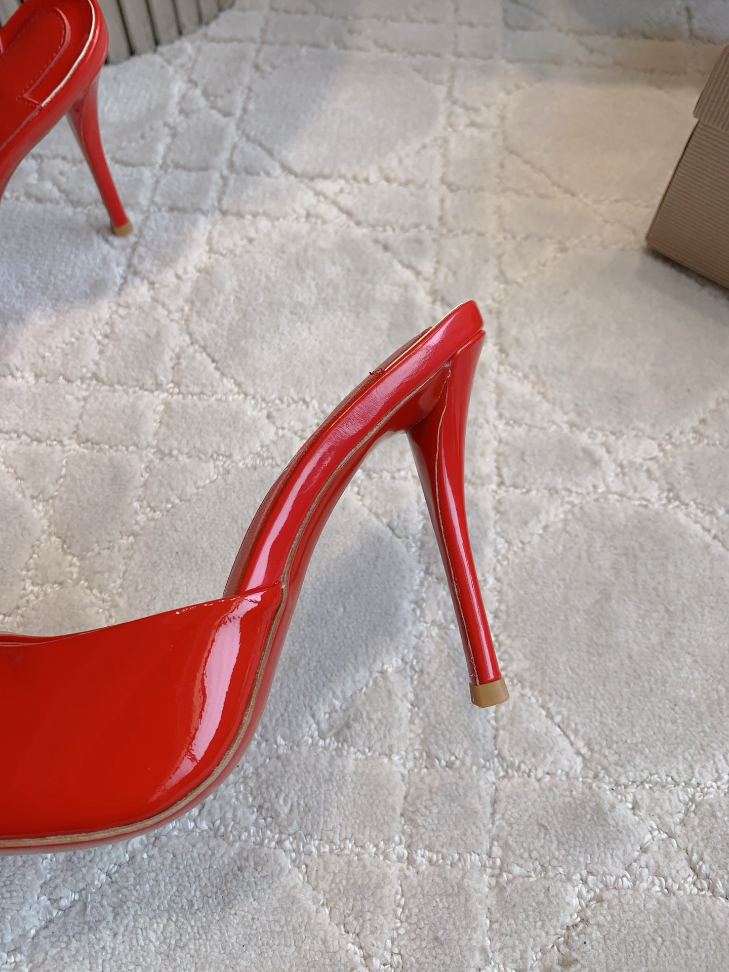 “Christian Louboutin’s Sexy Fish-Sniffled Slipper with Curved Design and Sheep-Skin Lining” - 图片 7