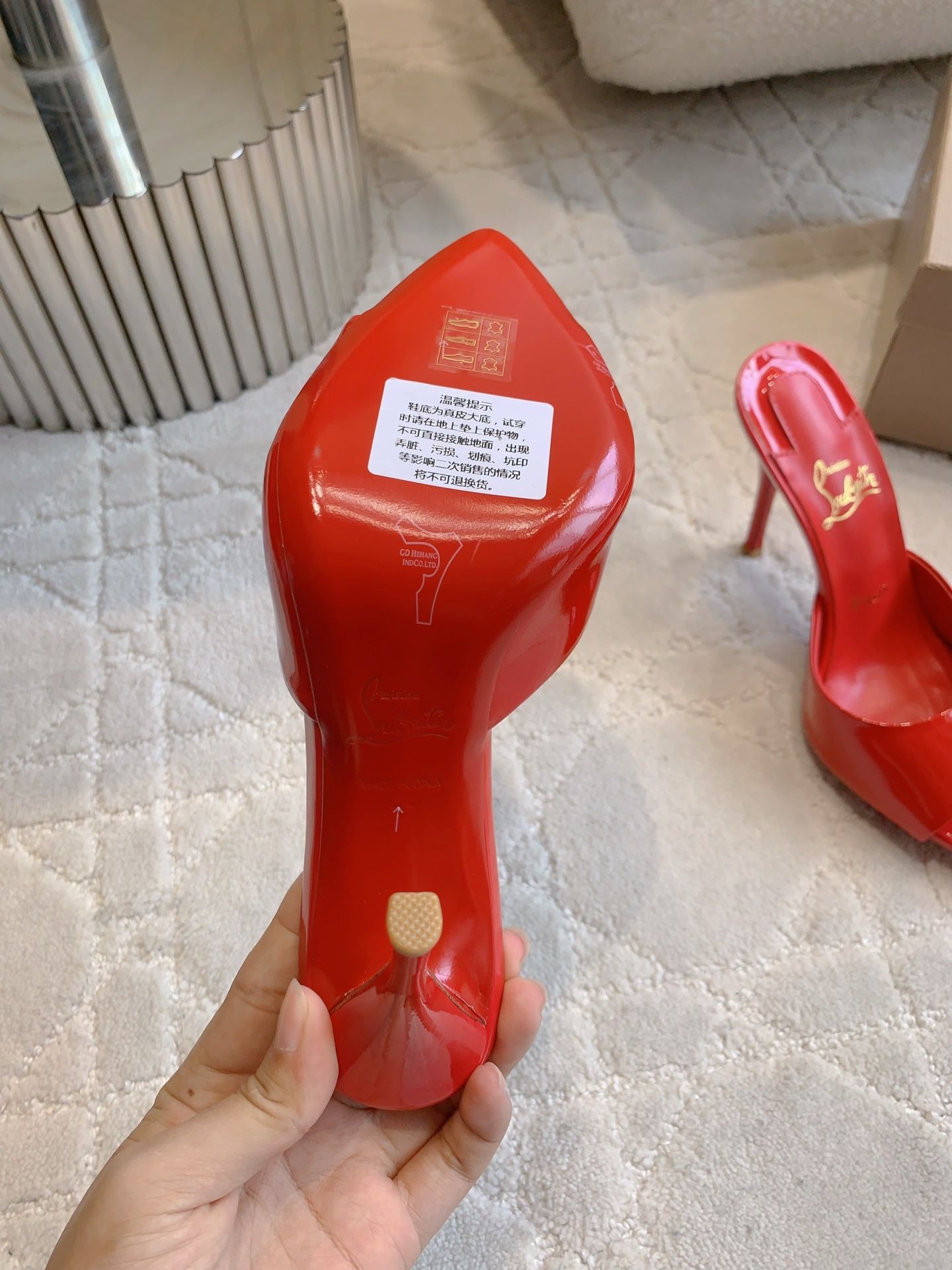 “Christian Louboutin’s Sexy Fish-Sniffled Slipper with Curved Design and Sheep-Skin Lining” - 图片 9