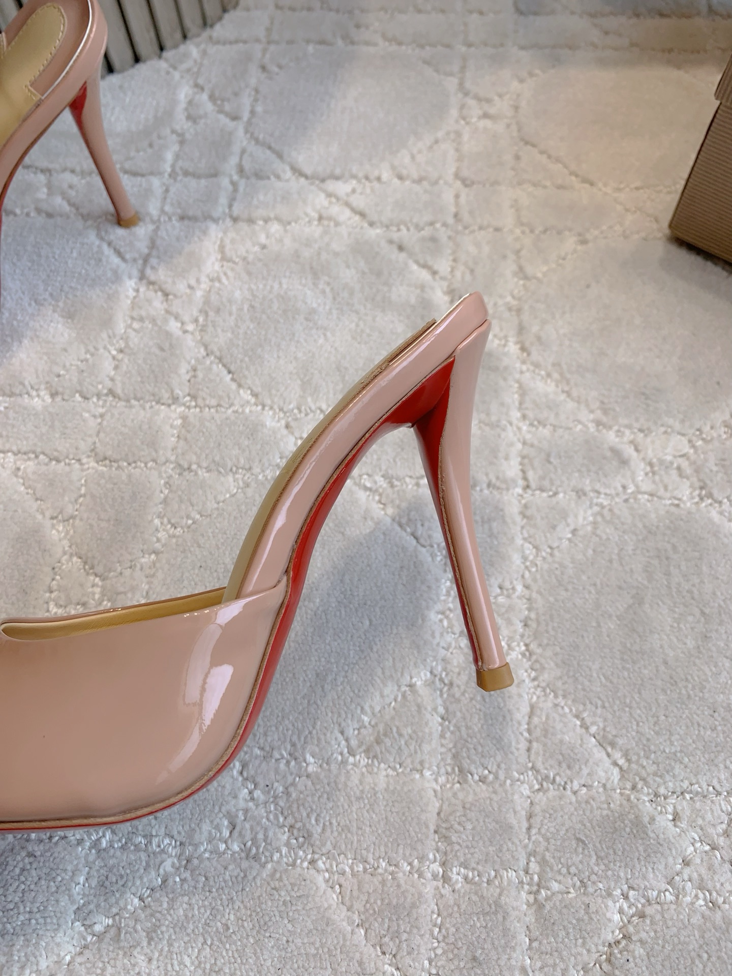Christian Louboutin’s Sexy Fish-Sniffled Slipper with Sheep-Skin Inside, 10cm High - 图片 6
