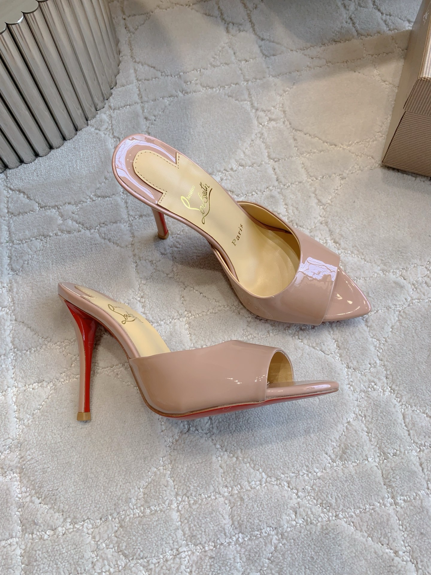 Christian Louboutin’s Sexy Fish-Sniffled Slipper with Sheep-Skin Inside, 10cm High - 图片 3