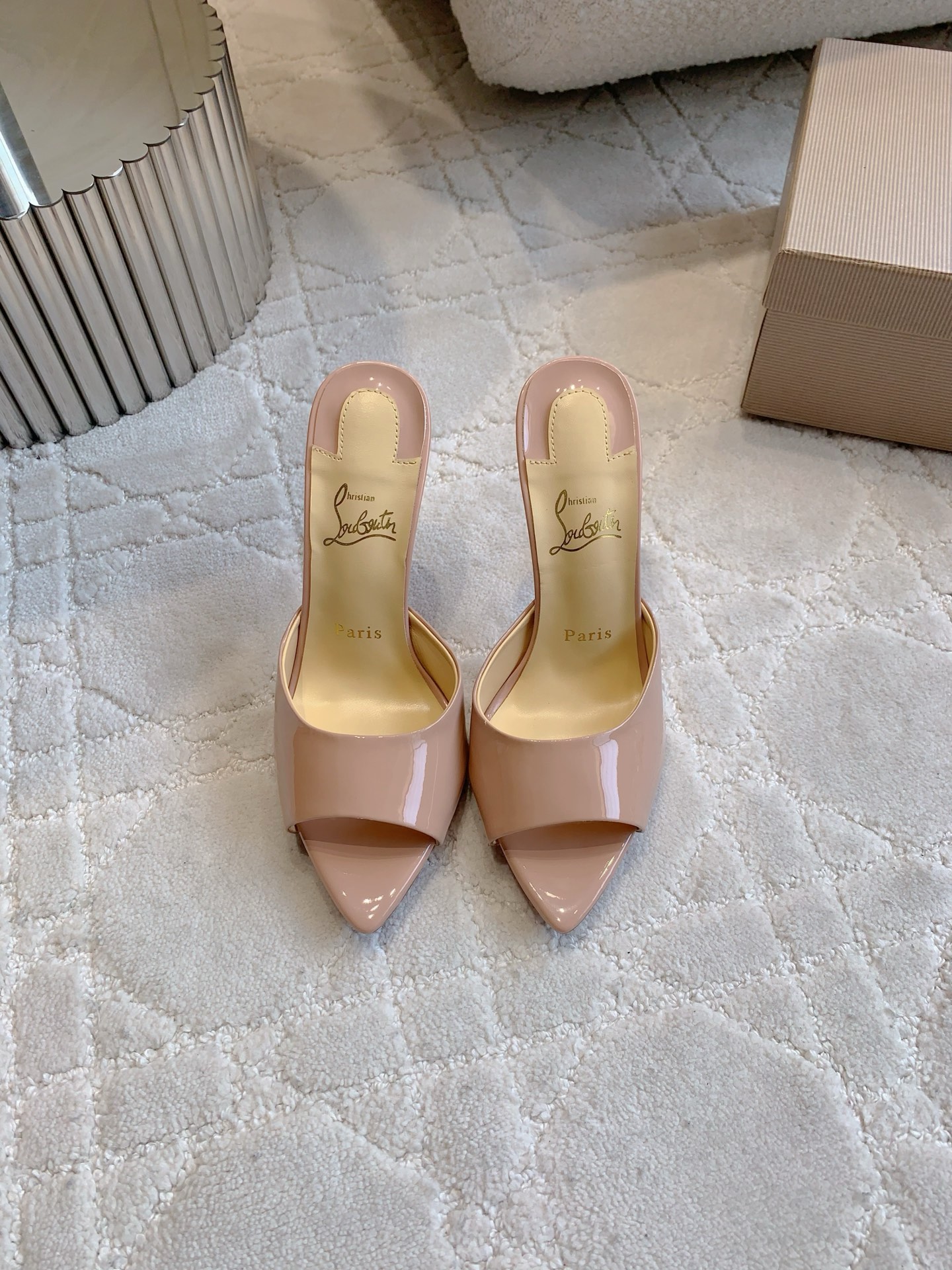 Christian Louboutin’s Sexy Fish-Sniffled Slipper with Sheep-Skin Inside, 10cm High - 图片 9